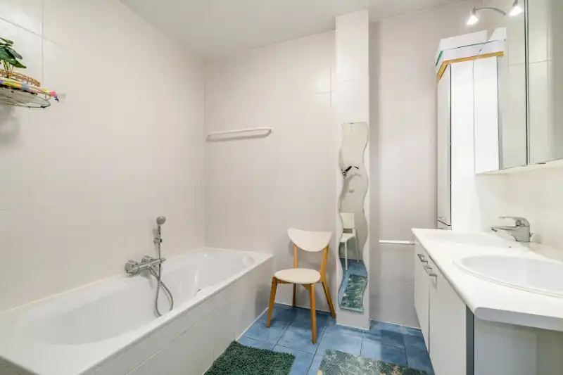 --- NIEUW --- Gunstig gelegen lichtrijk appartement met 2 slaapkamers. foto 7