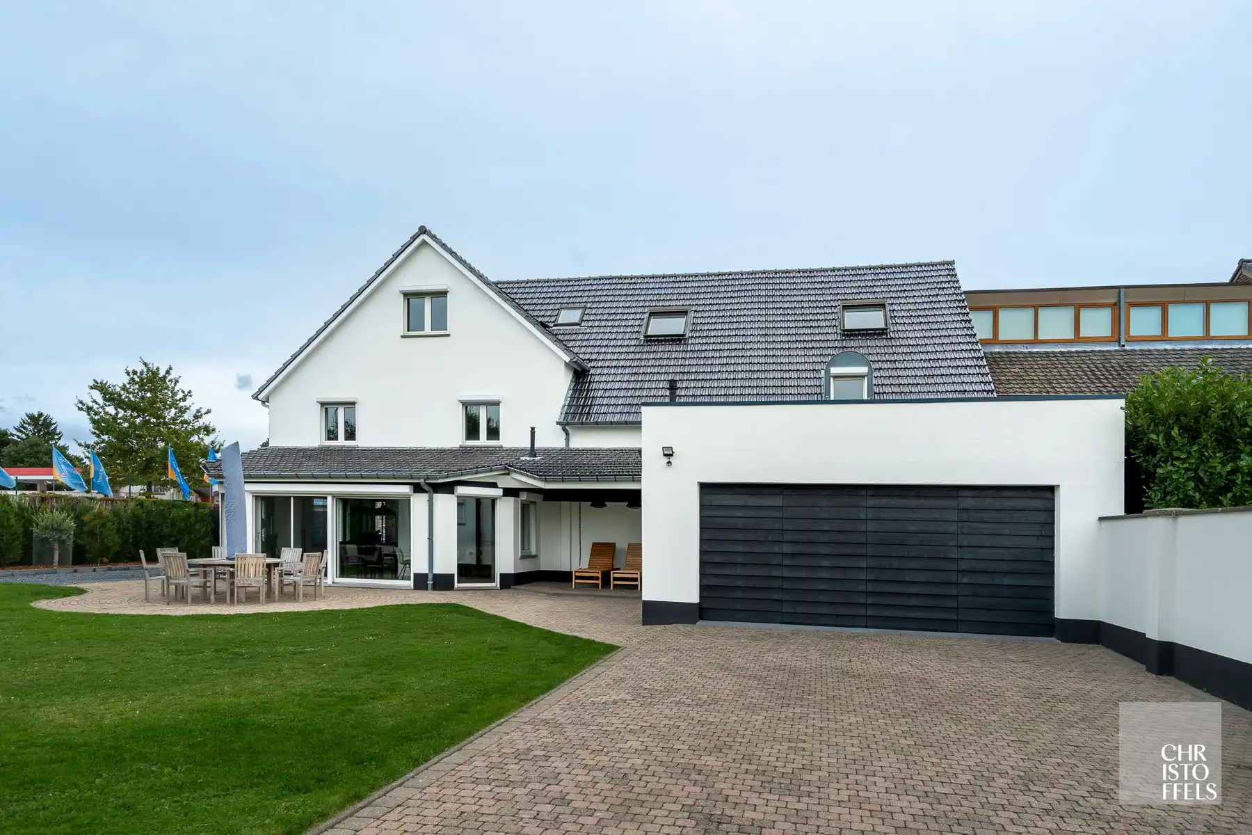 Uitzonderlijk ruime (440m²!) en volledig gerenoveerde woning met commerciële topligging en tal van mogelijkheden in Lanaken! foto 22