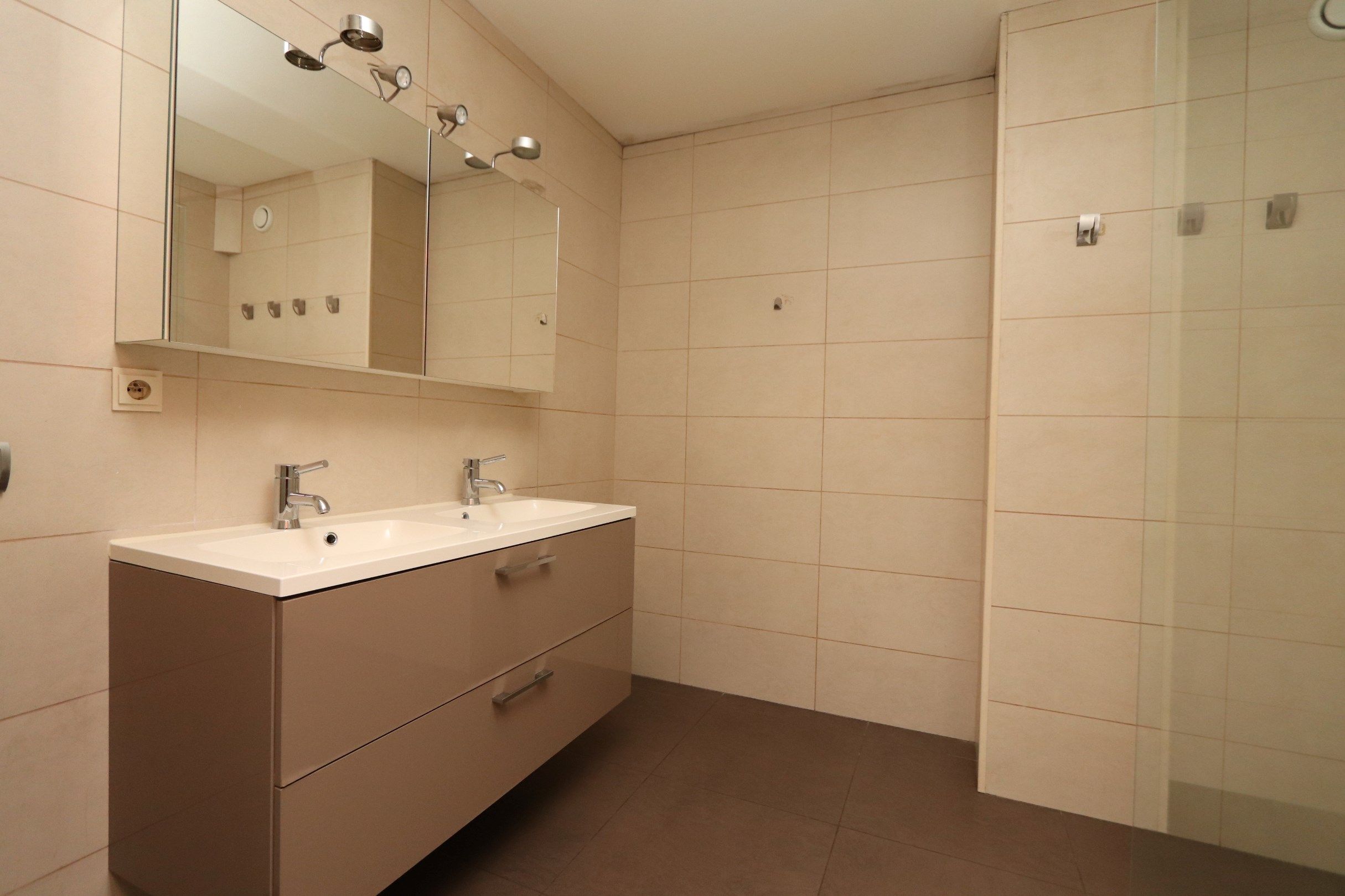 CENTRAAL GELEGEN, RUIM APPARTEMENT MET GARAGE foto 15