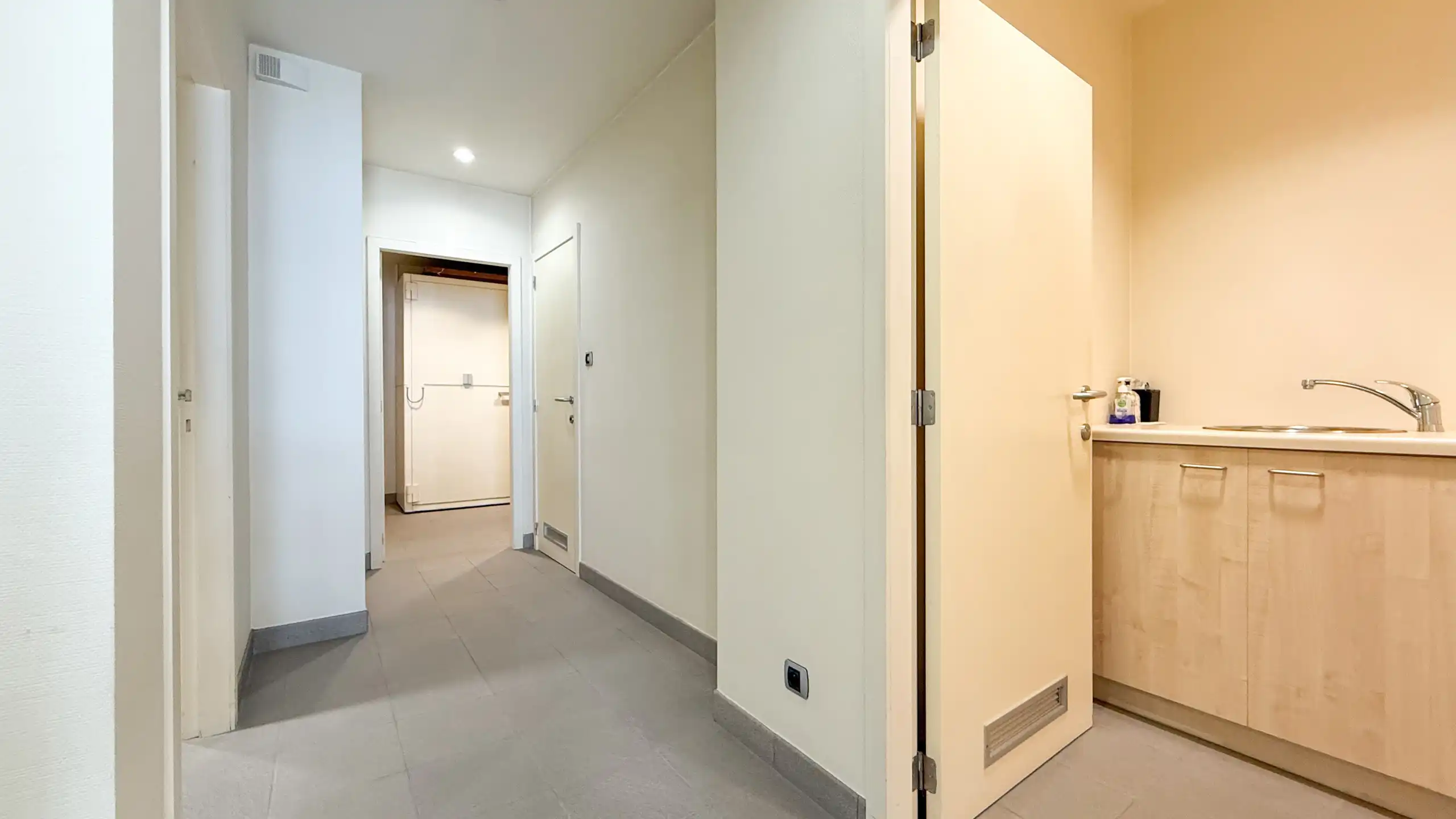 Instapklare kantoorruimte met mogelijkheden te Zolder! foto 29