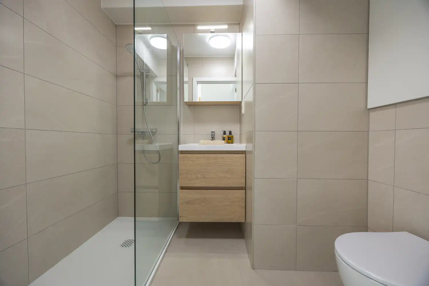 Lichtrijke studio met zuidgericht terras op de zeedijk van Middelkerke te koop foto 15