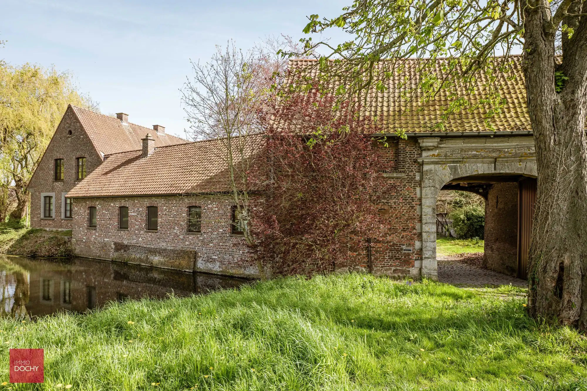 Historische omwalde hoeve met verschillende bijgebouwen foto 3