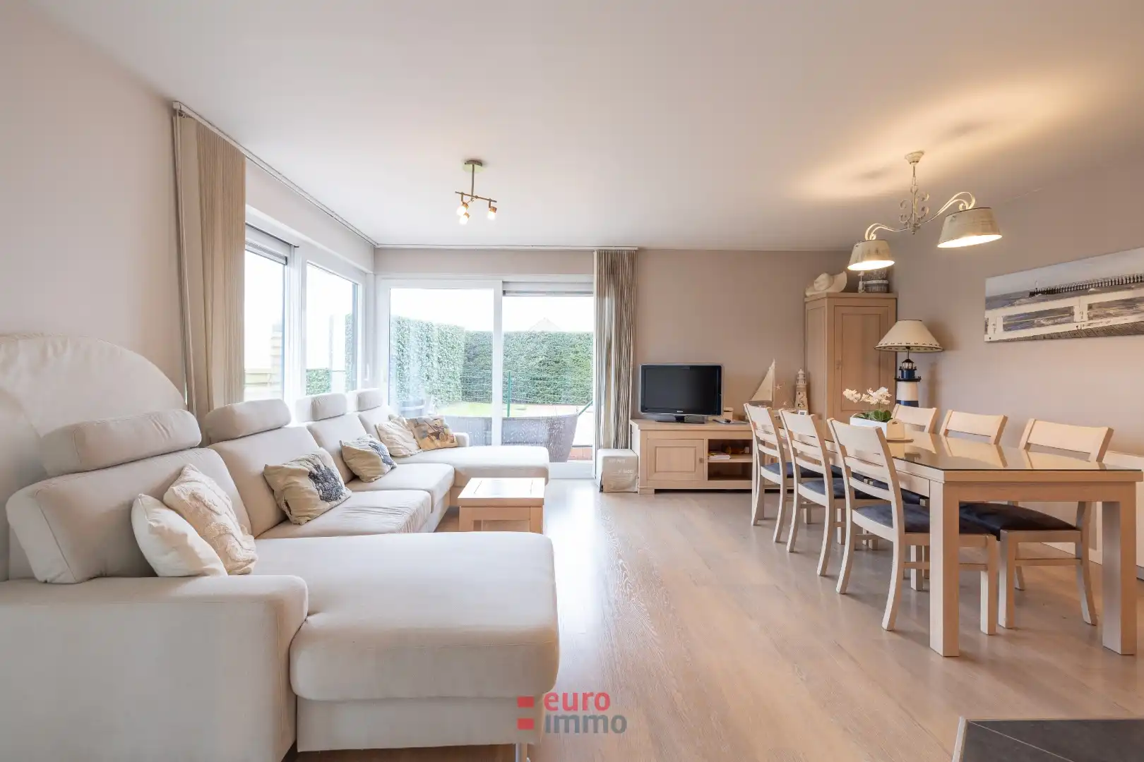 Lichtrijk hoekappartement met zonnige tuin en verwarmd buitenzwembad foto 4