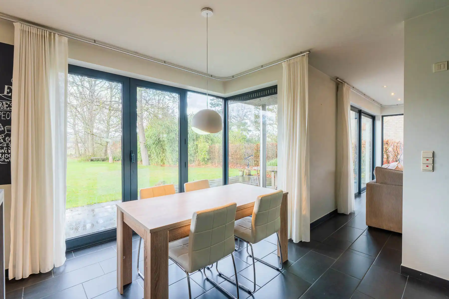 Ruime en moderne open bebouwing met prachtige tuin foto 12