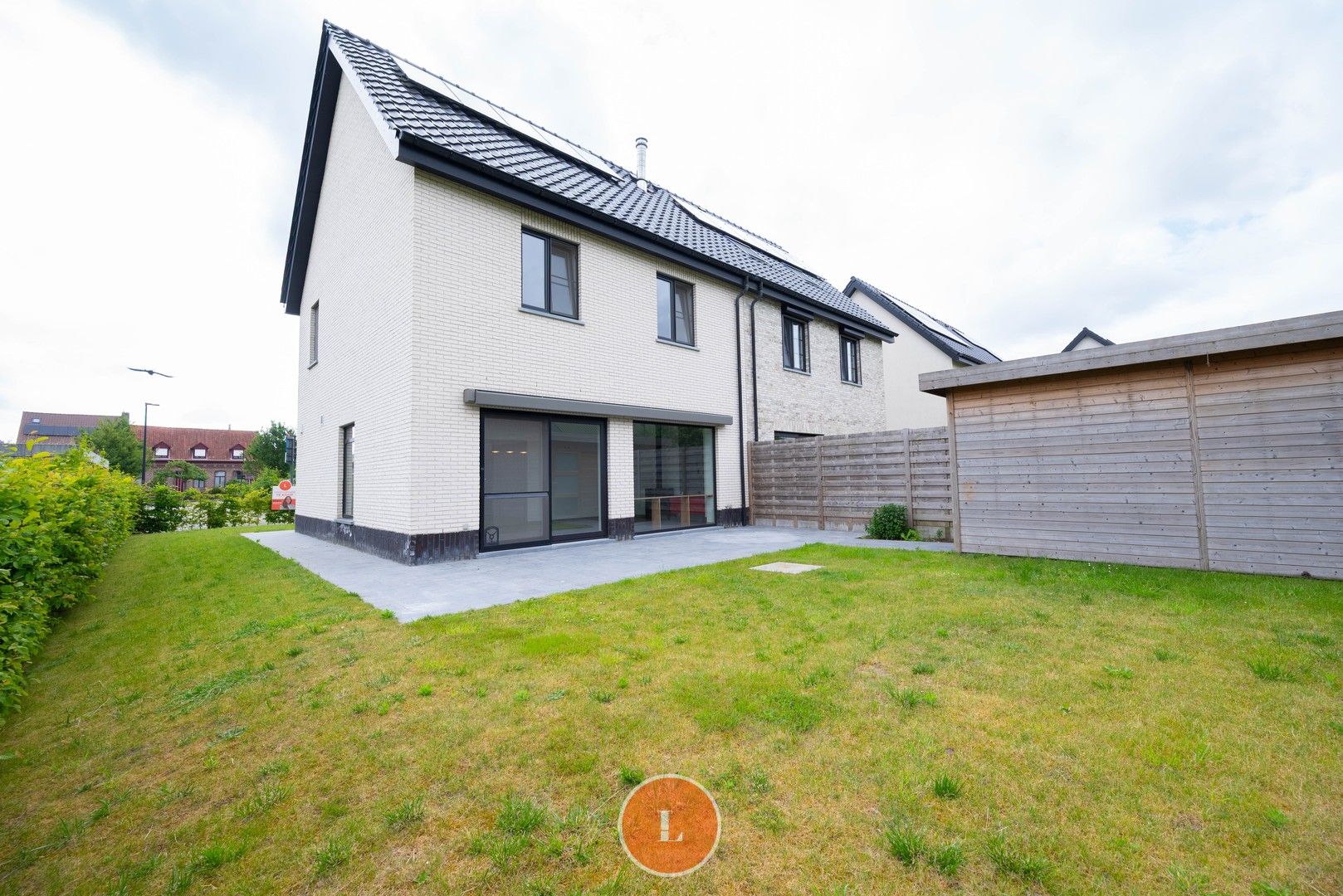 recente halfopen woning in een rustige wijk foto 18