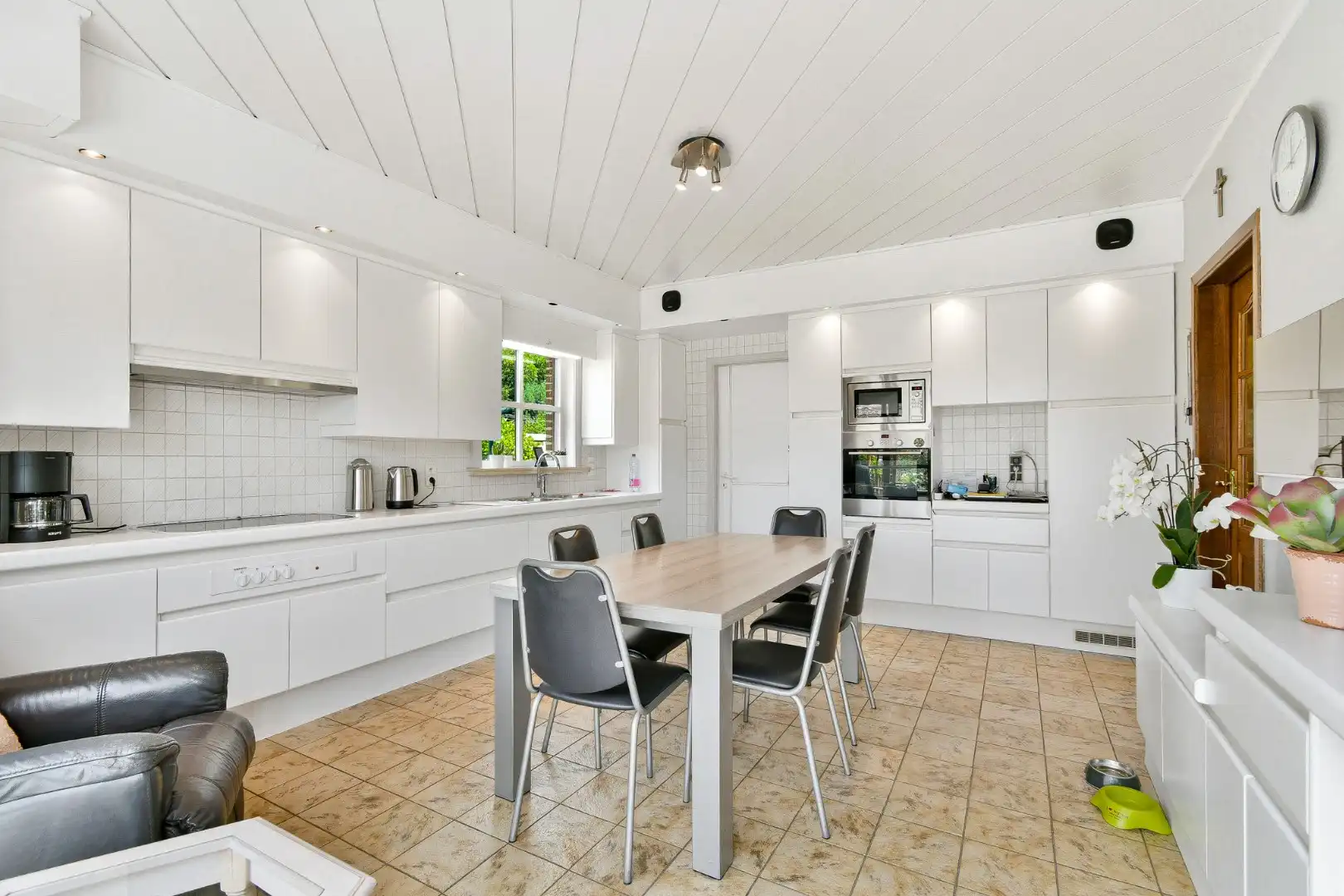Alleenstaande villa op ruim perceel van 854 m2 in rustige woonwijk te Gistel foto 10