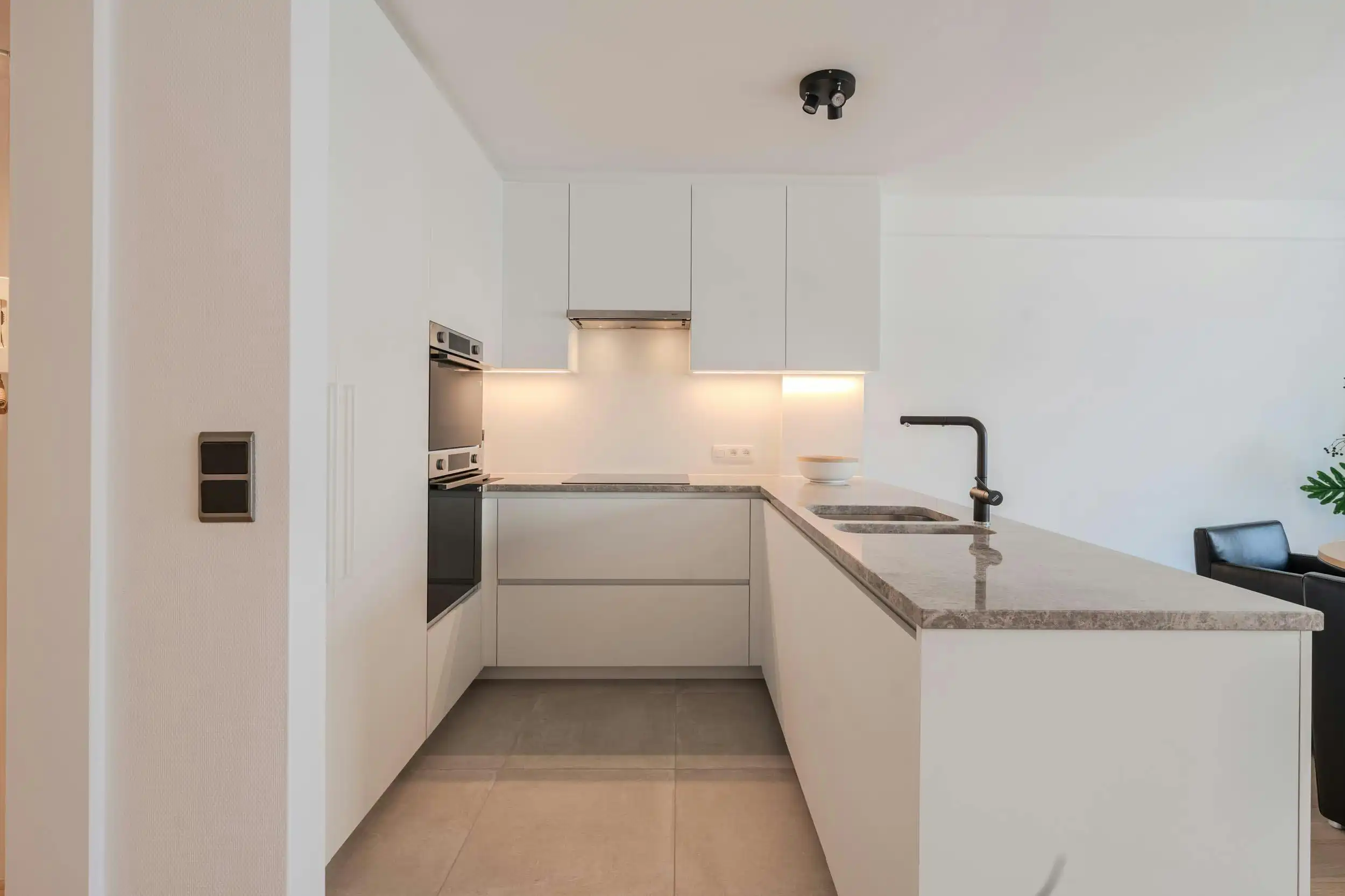 Prachtig gerenoveerd 2-slaapkamerappartement te Oostende foto 6