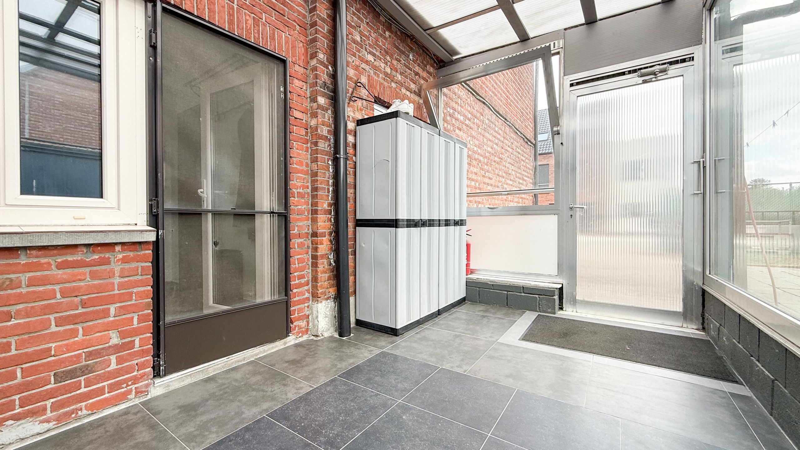 Instapklare vernieuwde woning van 170m² met 3slpks! foto 11