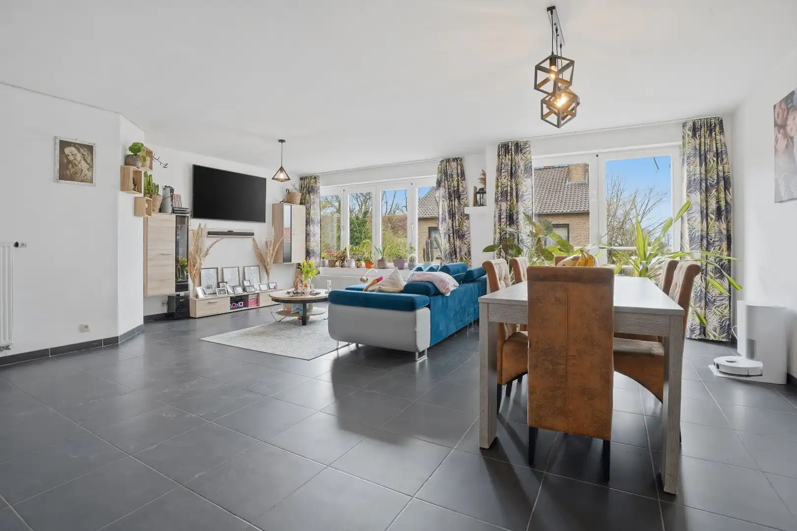 Recent appartement met privatieve tuin (346m²)  en ruim terras (40m²) in het centrum van Woumen! foto 4