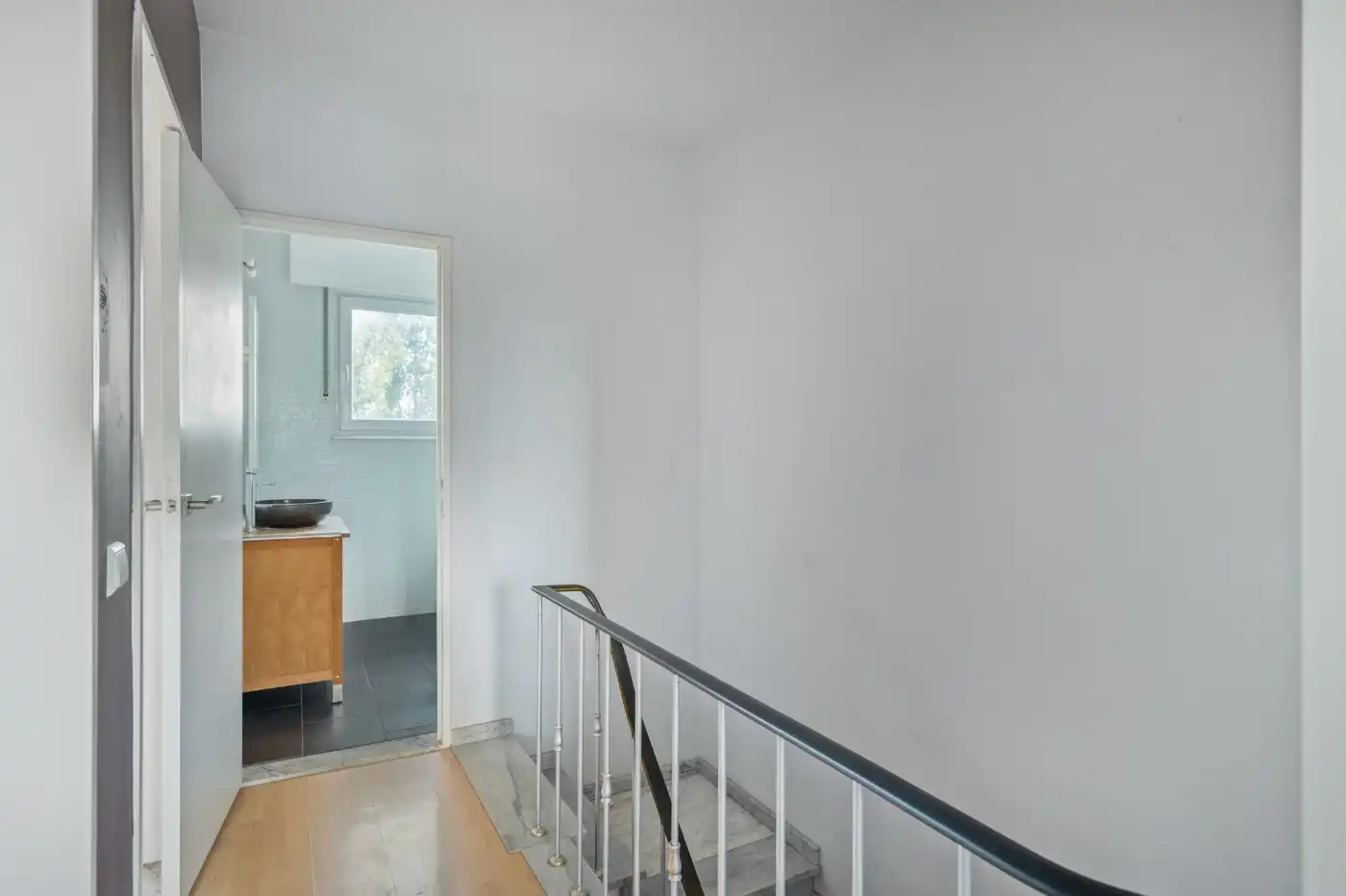 Ruime, instapklare bel-etagewoning met 3 slpk., inpandige garage en tuin foto 12