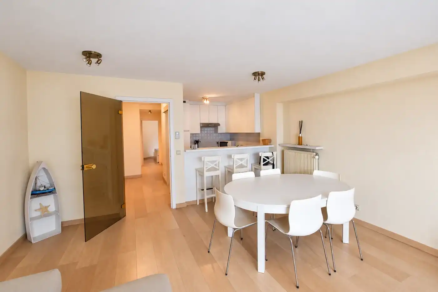 Centraal gelegen 2-slaapkamerappartement te huur in de Leopoldlaan foto 3