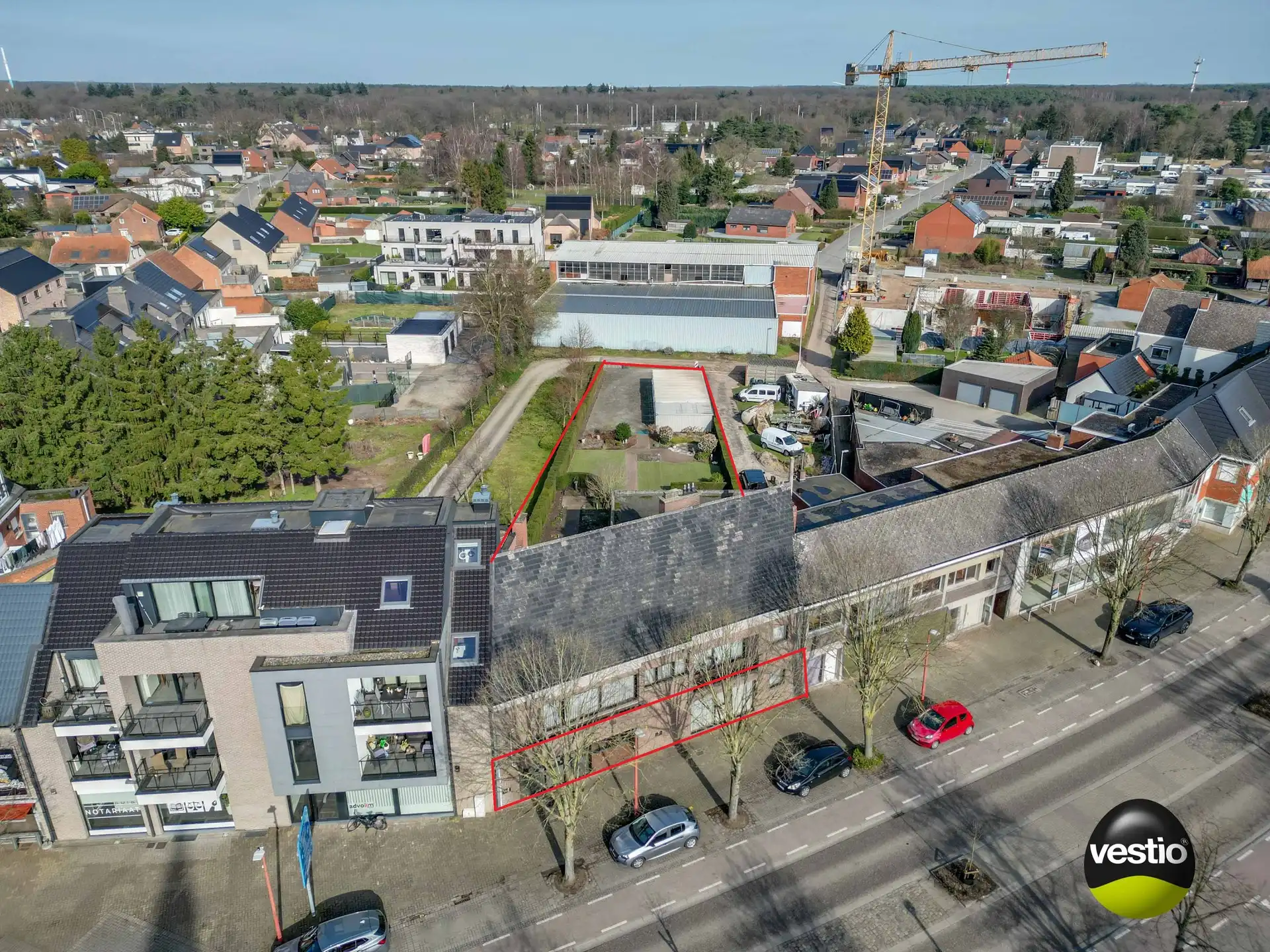 GELIJKVLOERS APPARTEMENT 3 SLAAPKAMERS 171 M² + HANDELSRUIMTE + TUIN + 5 GARAGES + ZOLDER foto {{pictureIndex}}