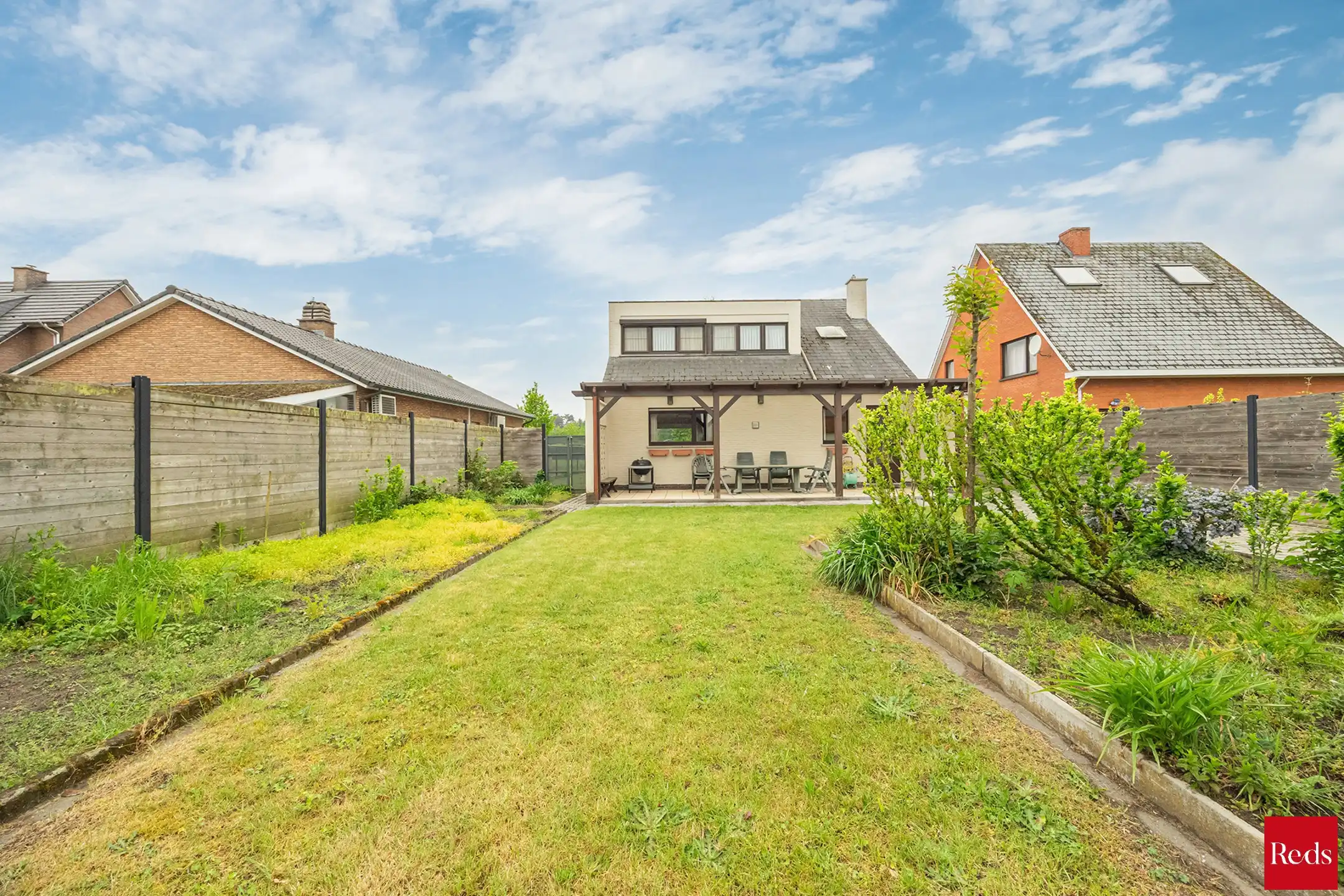 Open bebouwing met tuin en garage foto 28