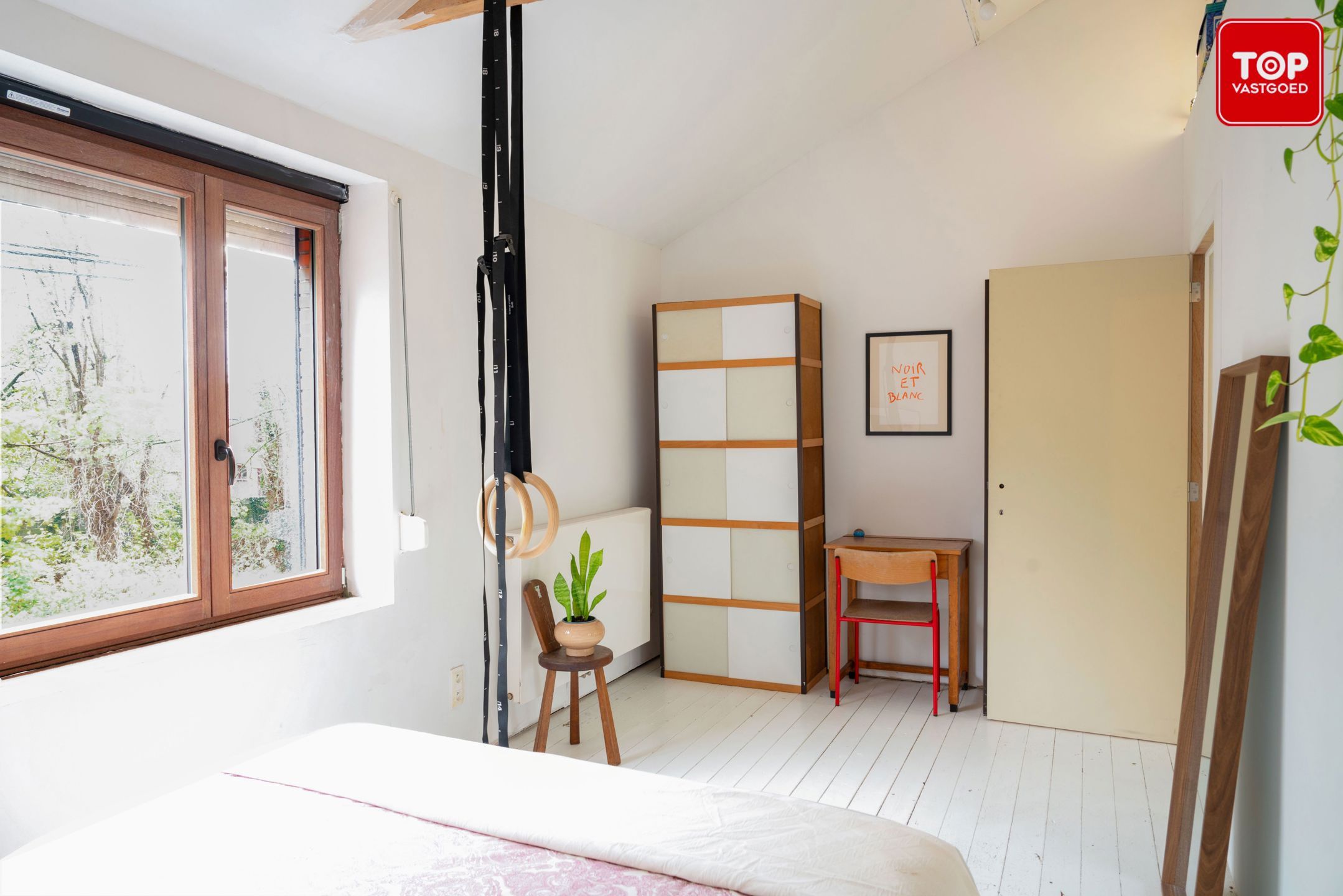 Woning met mooie tuin en ingang via de achtergelegen garage.  foto 14