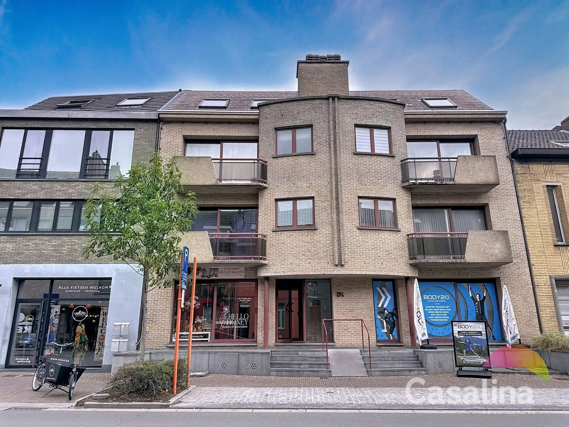 Gemengd gebouw bestaande uit 2 handelsruimtes en 4 woonunits foto {{pictureIndex}}