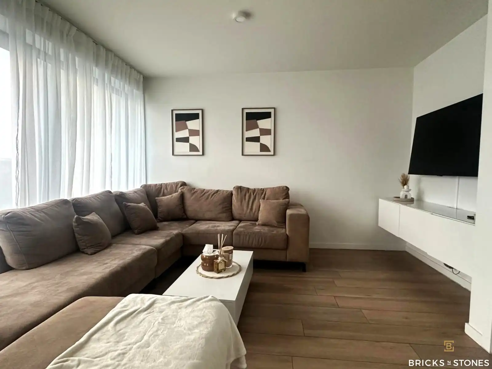 Knap instapklaar 2 slaapkamer appartement met terras en P foto 2
