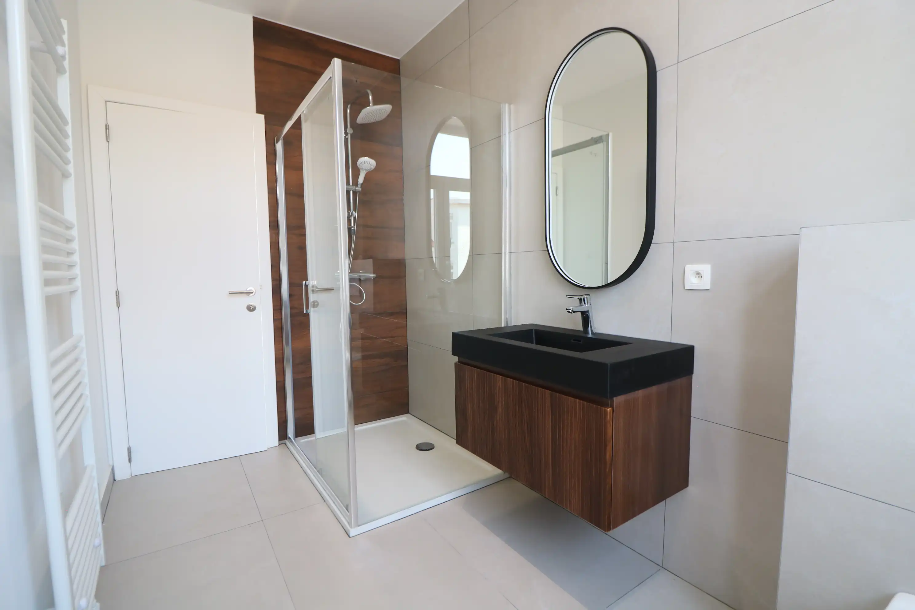 Zeer ruim, volledig gerenoveerd duplexappartement (128m²) met 3 slaapkamers en 2 badkamers. foto 5