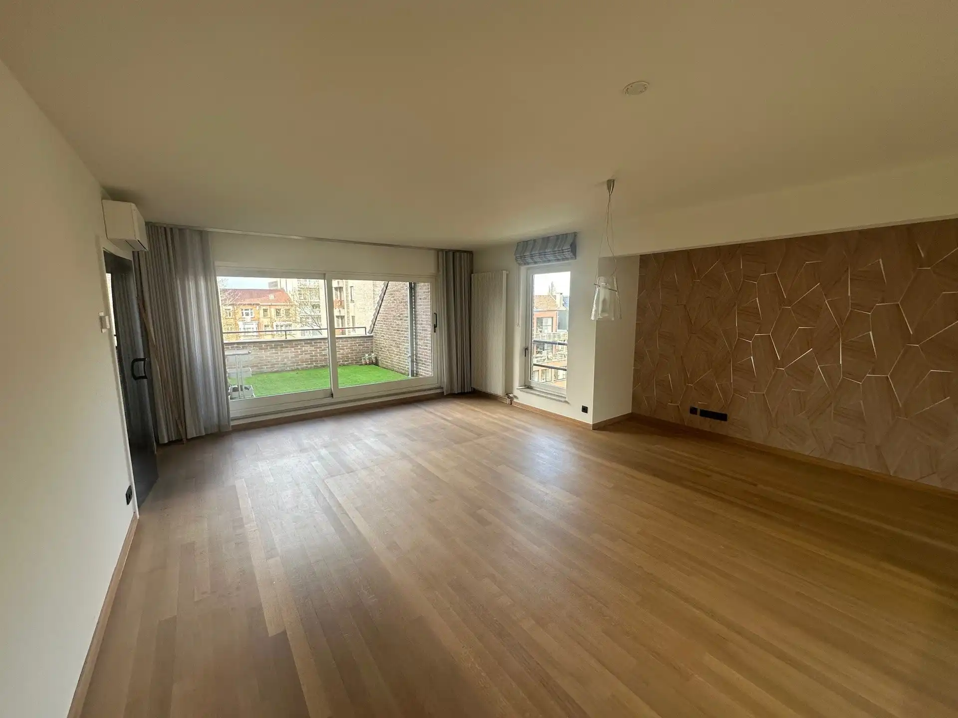 Ruim duplex-appartement met 3 slaapkamers en 2 autostaanplaatsen foto 2
