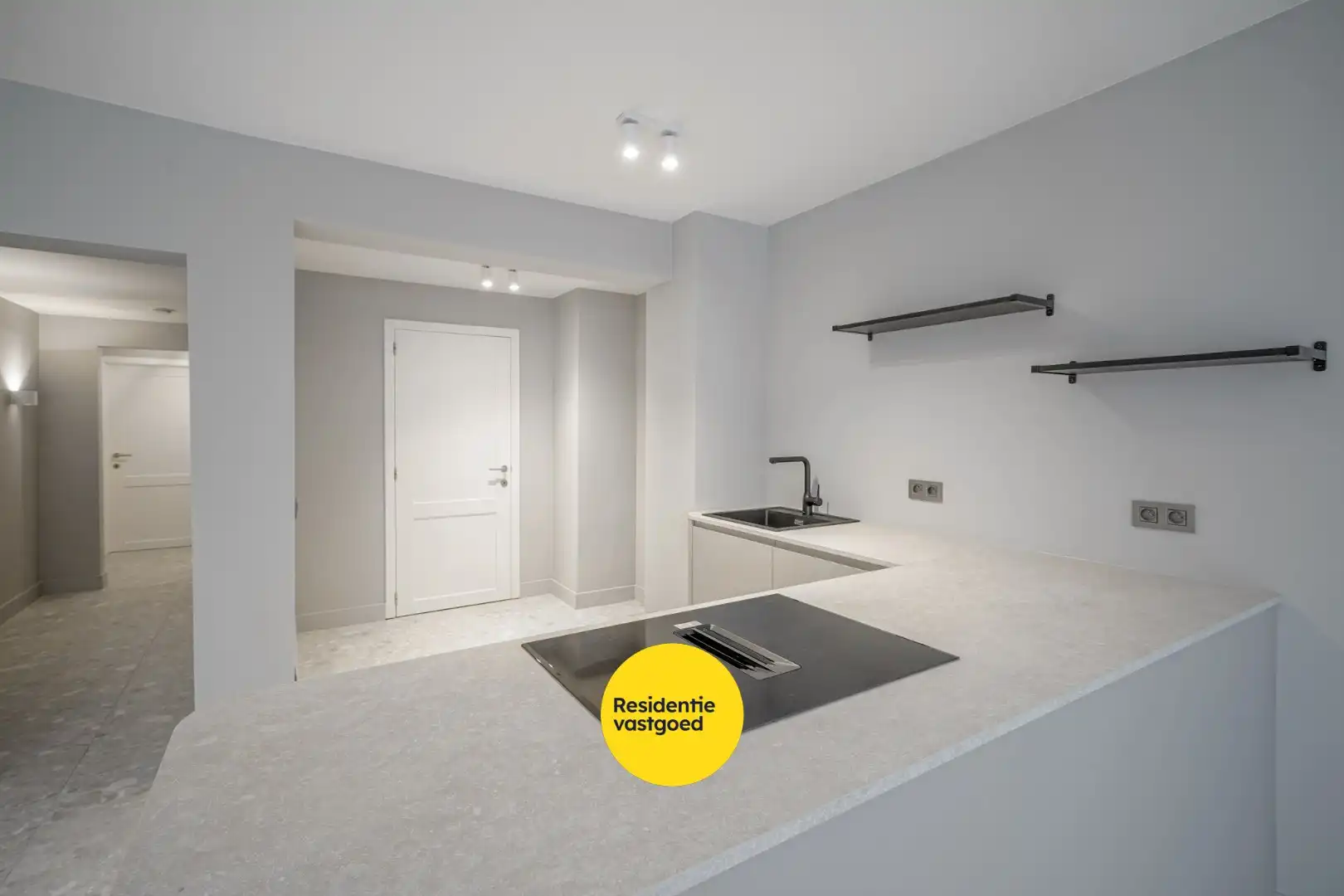 Gerenoveerd 2-slpk appartement met lift in Oostende foto 11