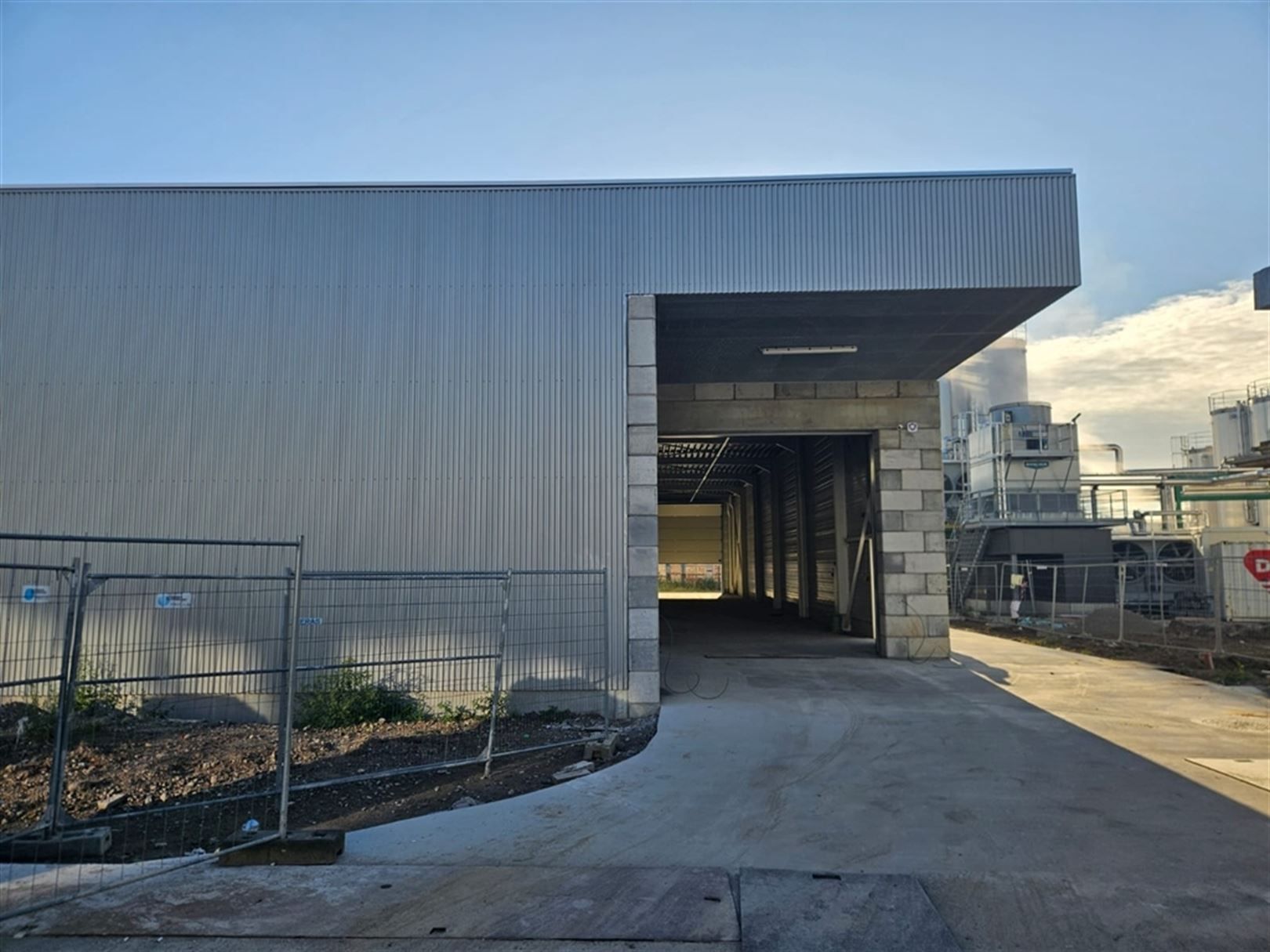 Nieuwbouw magazijnruimtes langs de E40 in Drongen  foto {{pictureIndex}}