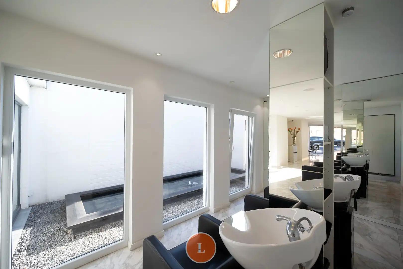 Woonhuis gedeeltelijk ingericht als kapperszaak en gemakkelijk te veranderen in trendy woning foto 6