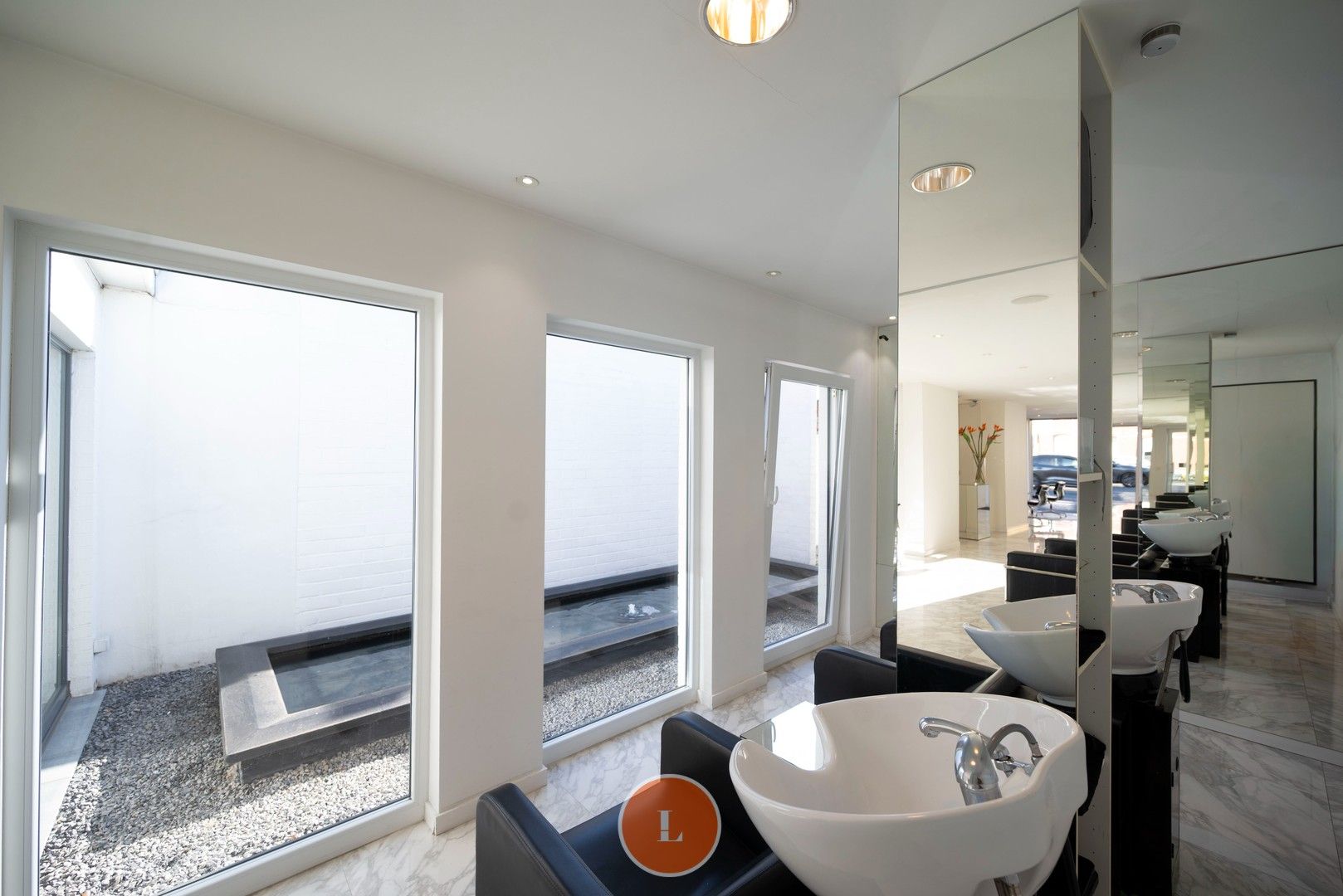 Woonhuis gedeeltelijk ingericht als kapperszaak en gemakkelijk te veranderen in trendy woning foto 5