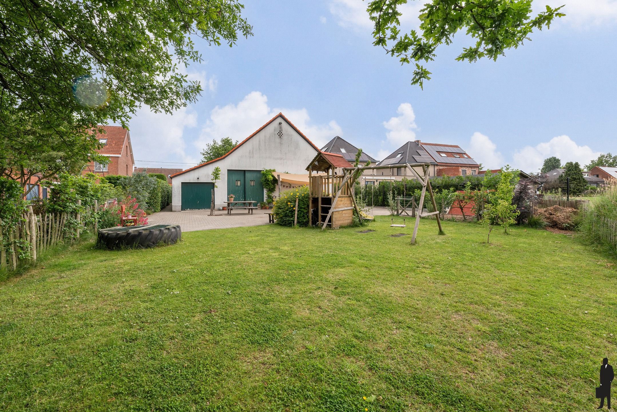 Hoofdfoto van de publicatie: Woning met 4 slks en grote schuur op perceel van ca. 1026m²