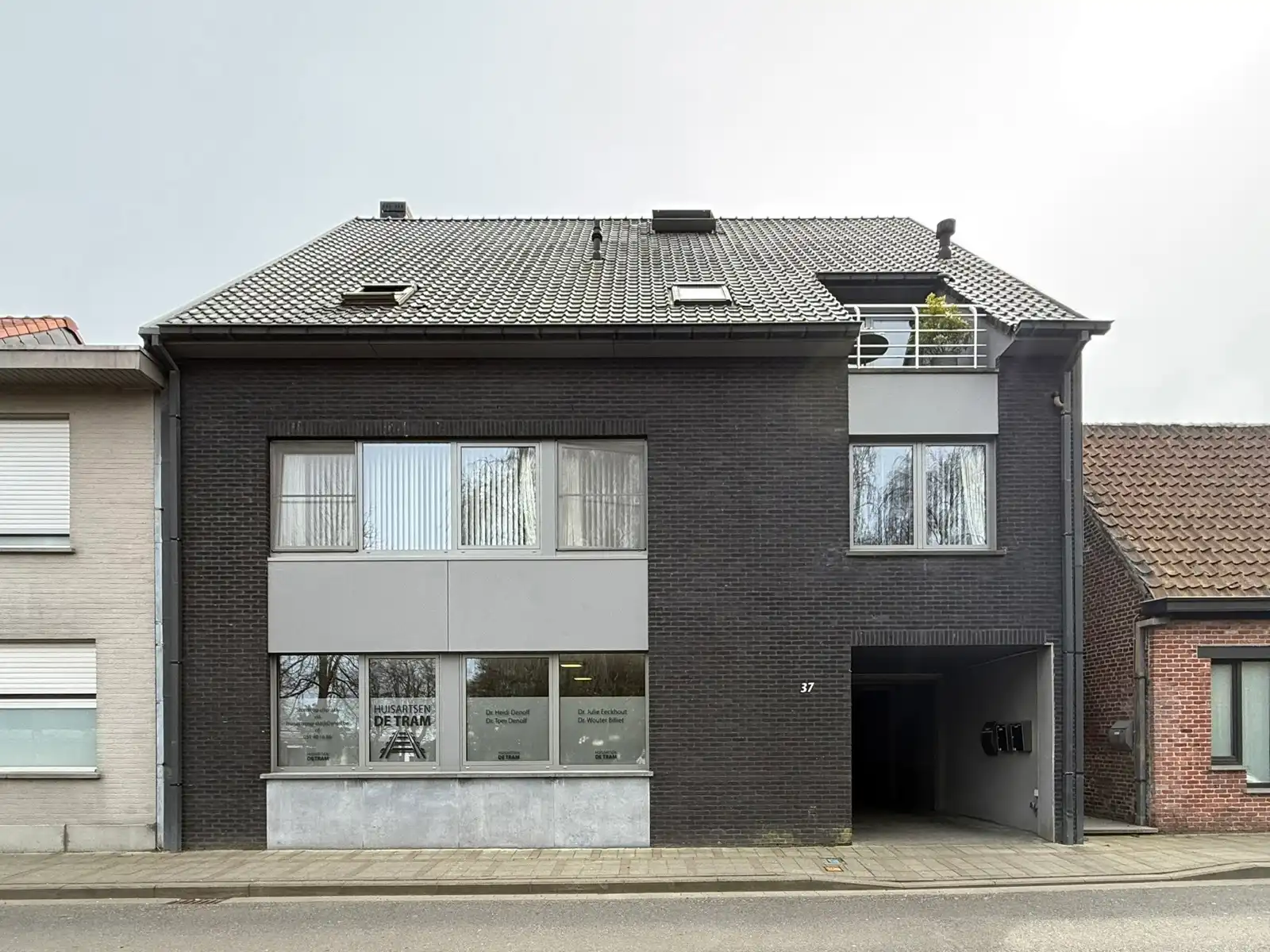 Instapklaar praktijk-/kantoorpand in het centrum van Tielt. foto 16