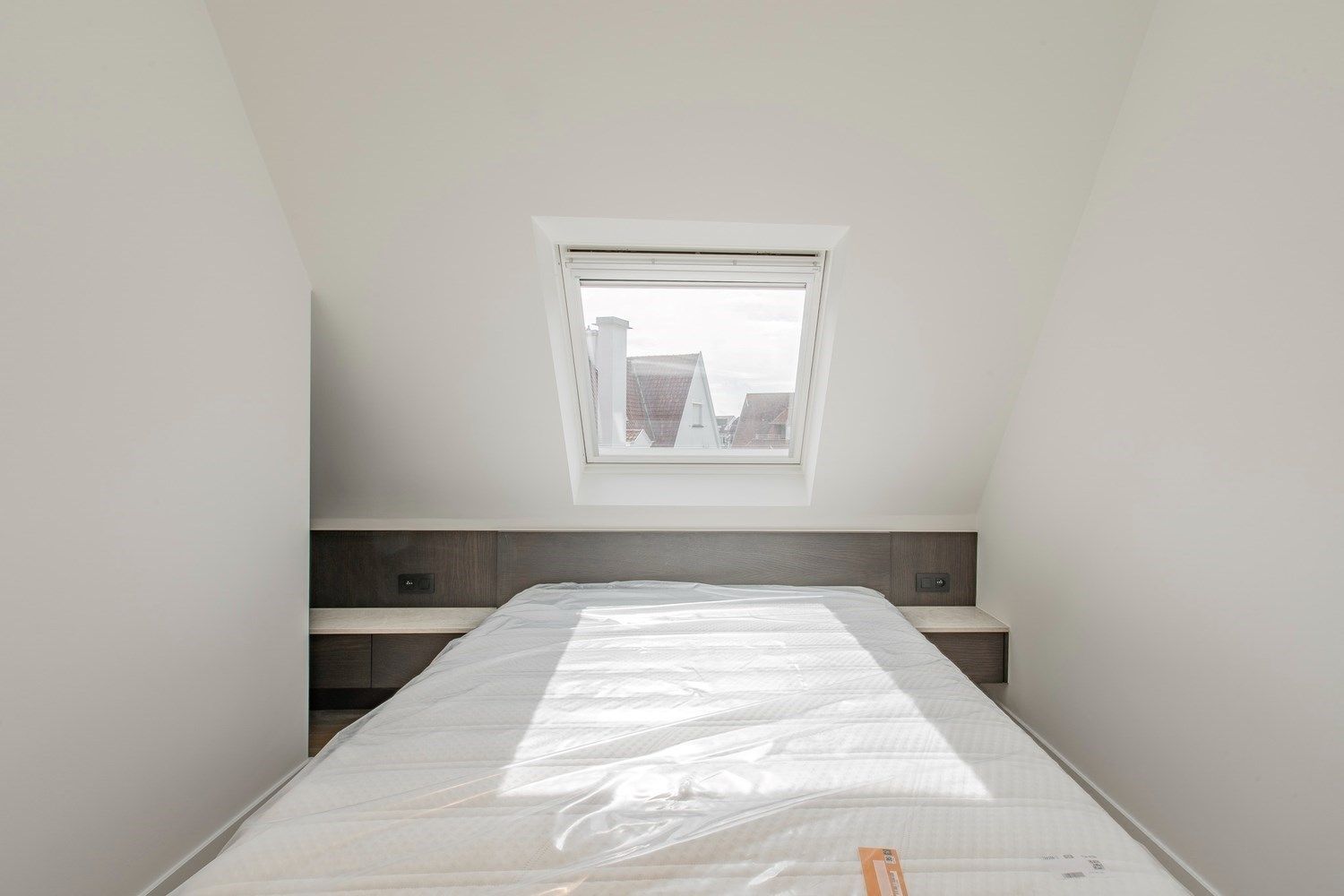 Lichtrijk penthouse appartement met aangename zonneterrassen op amper 50m wandelafstand van de Zeedijk-Albertstrand. foto 15