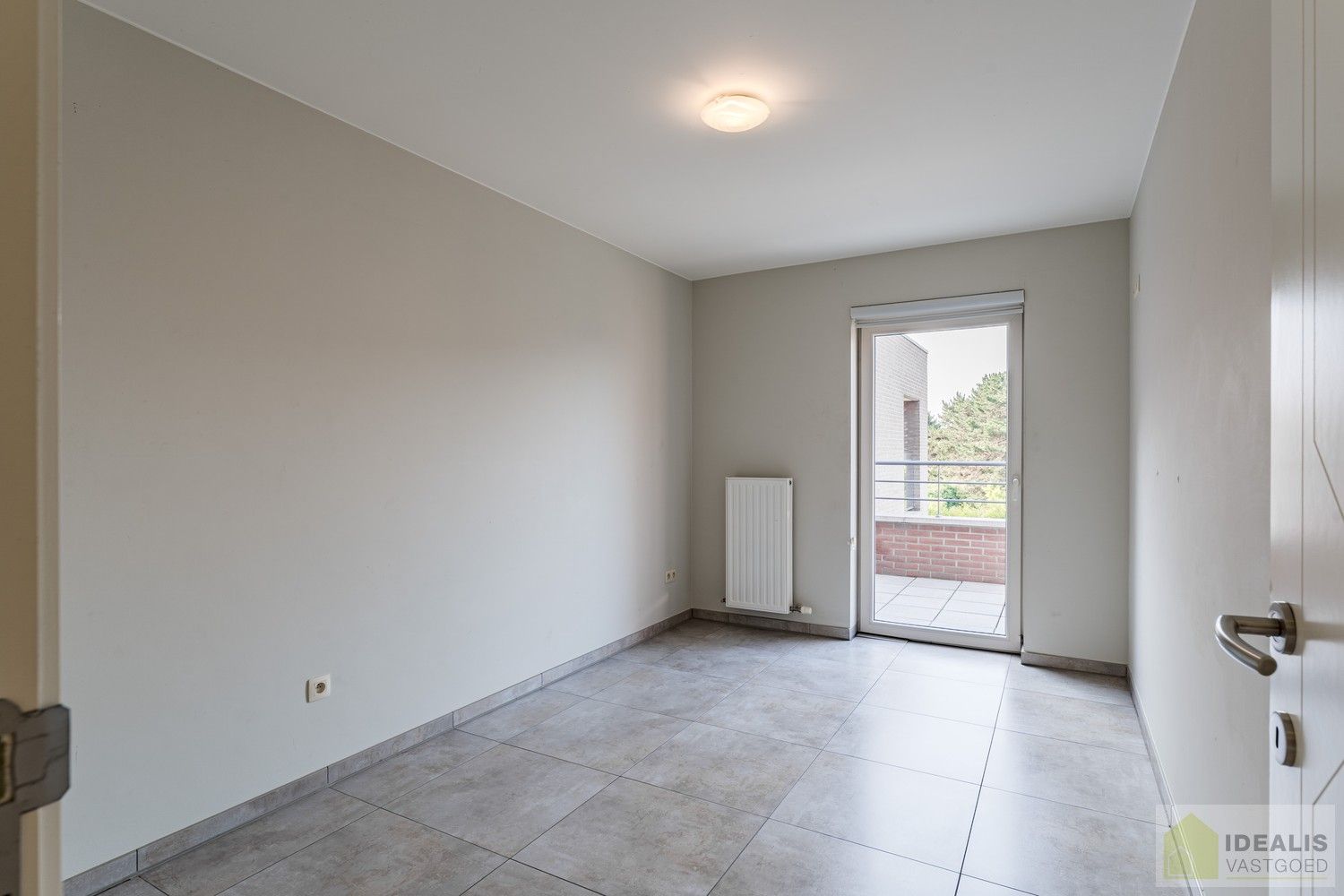IDEALIS VASTGOED - INSTAPKLAAR APPARTEMENT MET 2 SLAAPKAMERS, AANGENAME LEEFRUIMTE MET AANSLUITEND TERRAS, ONDERGRONDSE PARKEERPLAATS EN BERGRUIMTE. Zeer geschikt voor kandidaten op zoek naar betaalbare woonruimte in nieuwstaat vlak bij de stadskern van Bree! foto 6