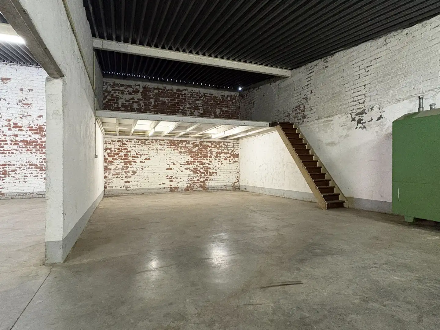 Loods op +-350 m² met sanitaire blok. foto 3