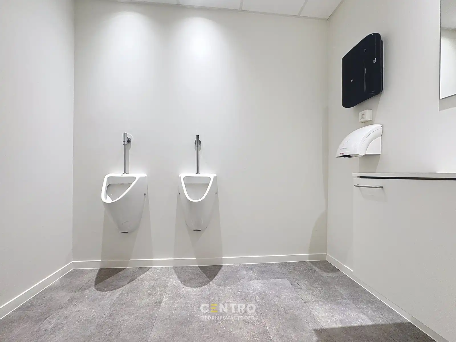 Kwalitatief afgewerkte KANTOORRUIMTE (268 m²) op de eerste verdieping met private parkeergelegenheid (inclusief laadpalen)! foto 12