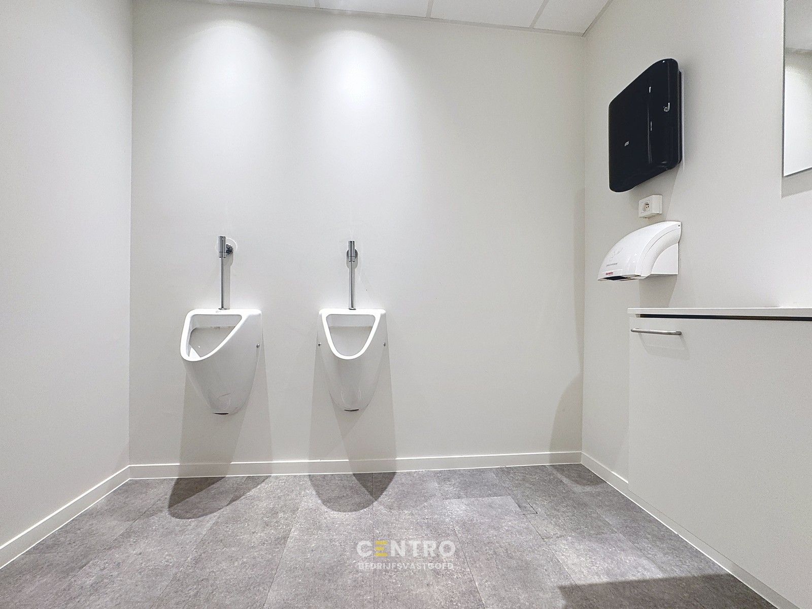 Kwalitatief afgewerkte KANTOORRUIMTE (268 m²) op de eerste verdieping met private parkeergelegenheid (inclusief laadpalen)! foto 12