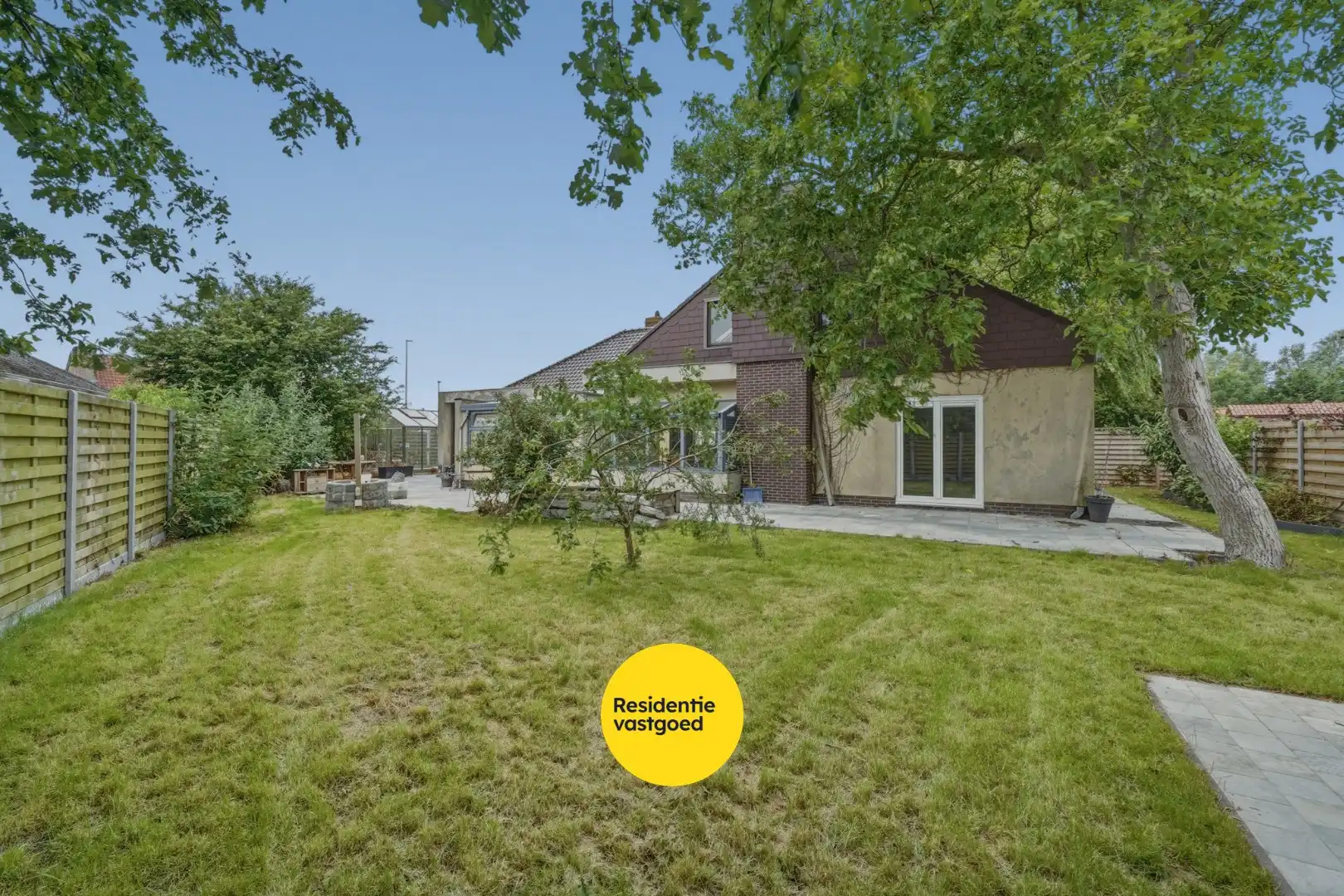 Vrijstaande bungalow met veel potentieel langs het water in hartje Oudenburg foto 4