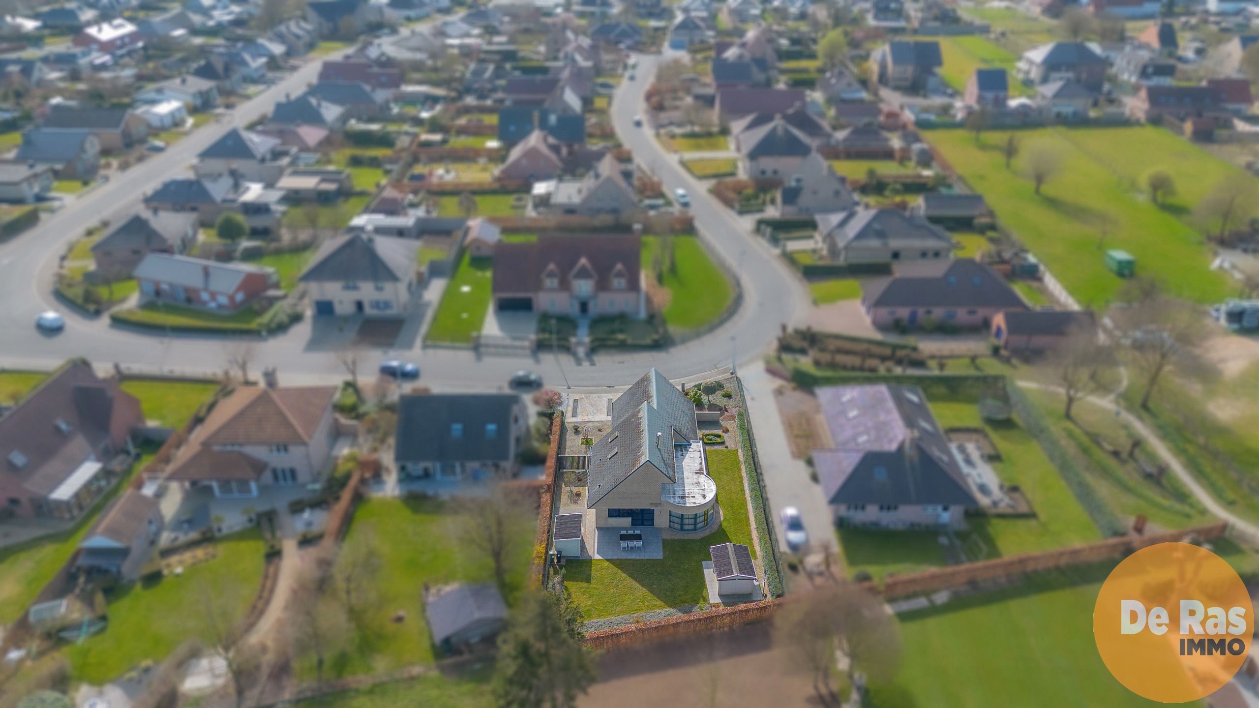 HILLEGEM - Villa in een rustige straat nabij invalswegen foto 27