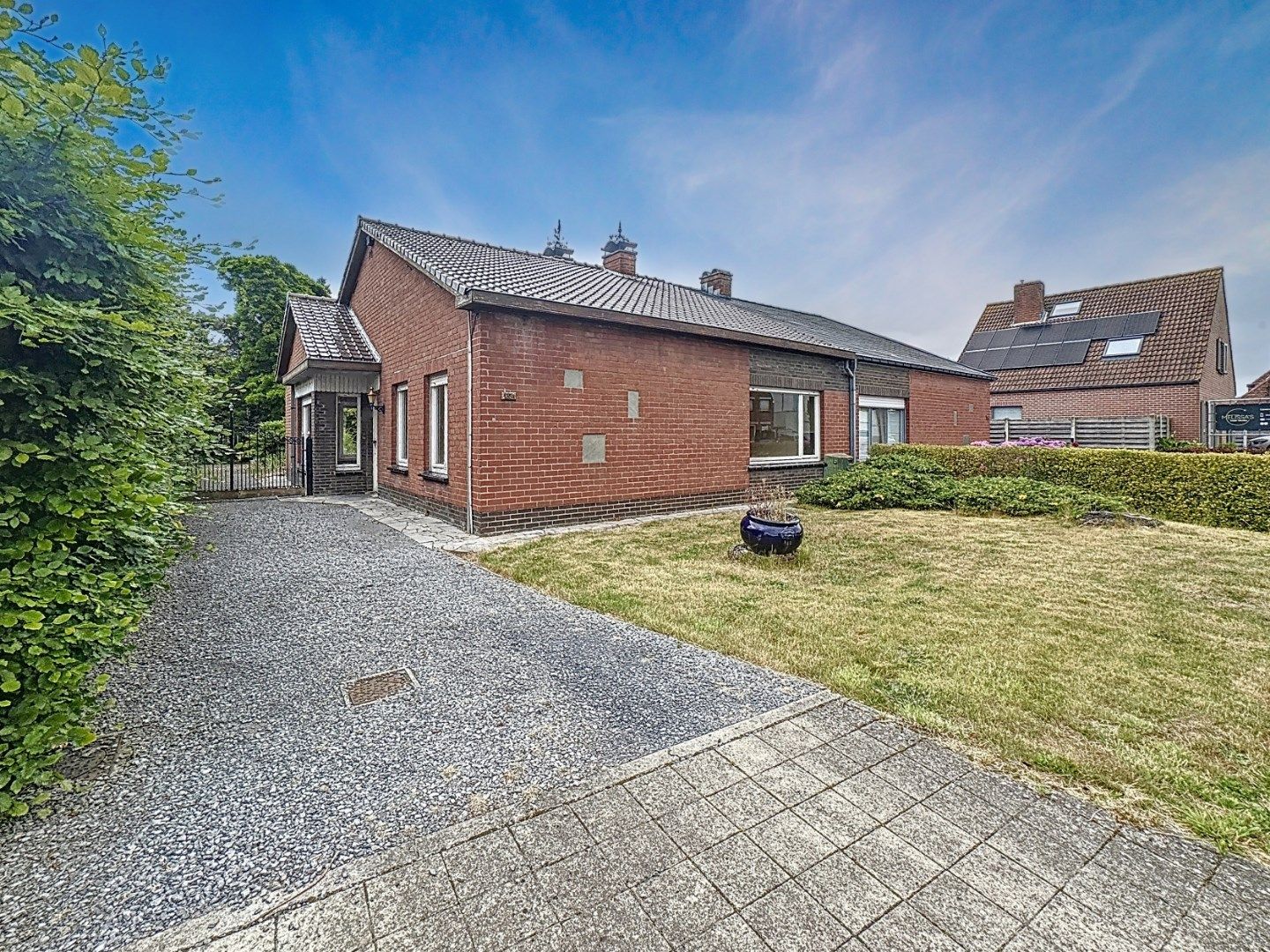 Hoofdfoto van de publicatie: Te renoveren woning op afgesloten perceel van 936m²