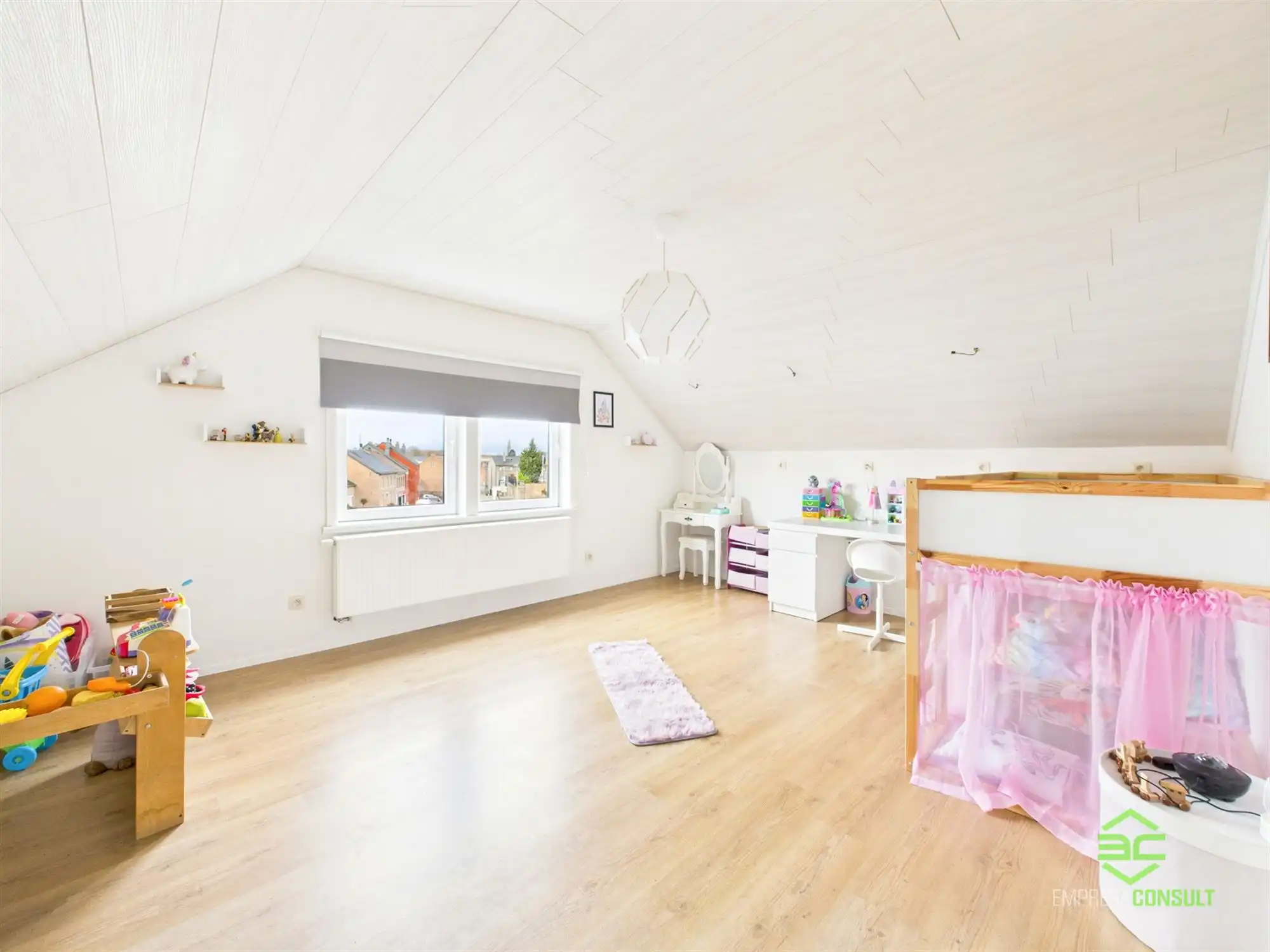 Instapklare gezinswoning met 6slpk en grote aparte garage! foto 26