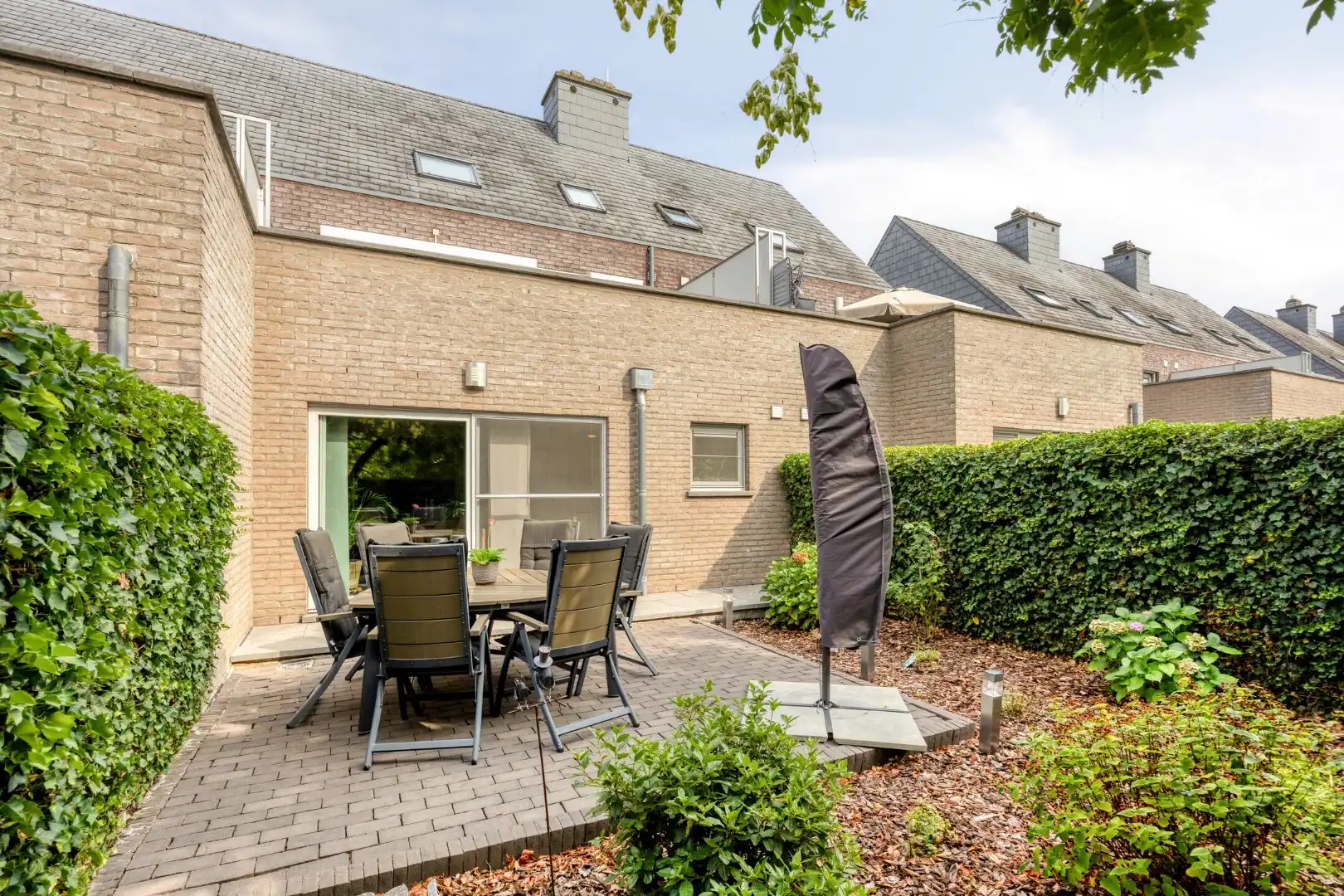 Gelijkvloers appartement met 2 slpk, 2 parkings en 2 kelderbergingen. foto 3