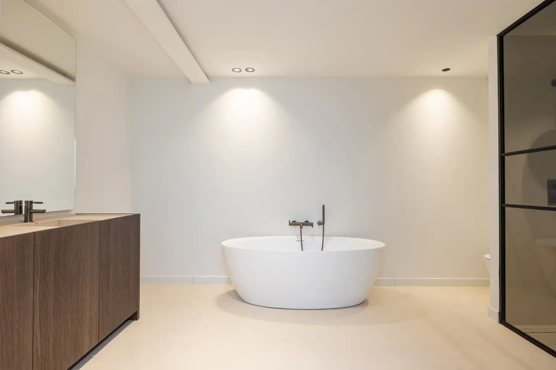 Uniek, gerenoveerd appartement foto 8