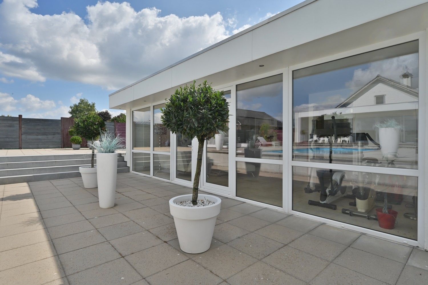 Ruime woning met zwembad en royaal poolhouse, op rustige locatie in Rekem, direct grenzend aan velden foto 23