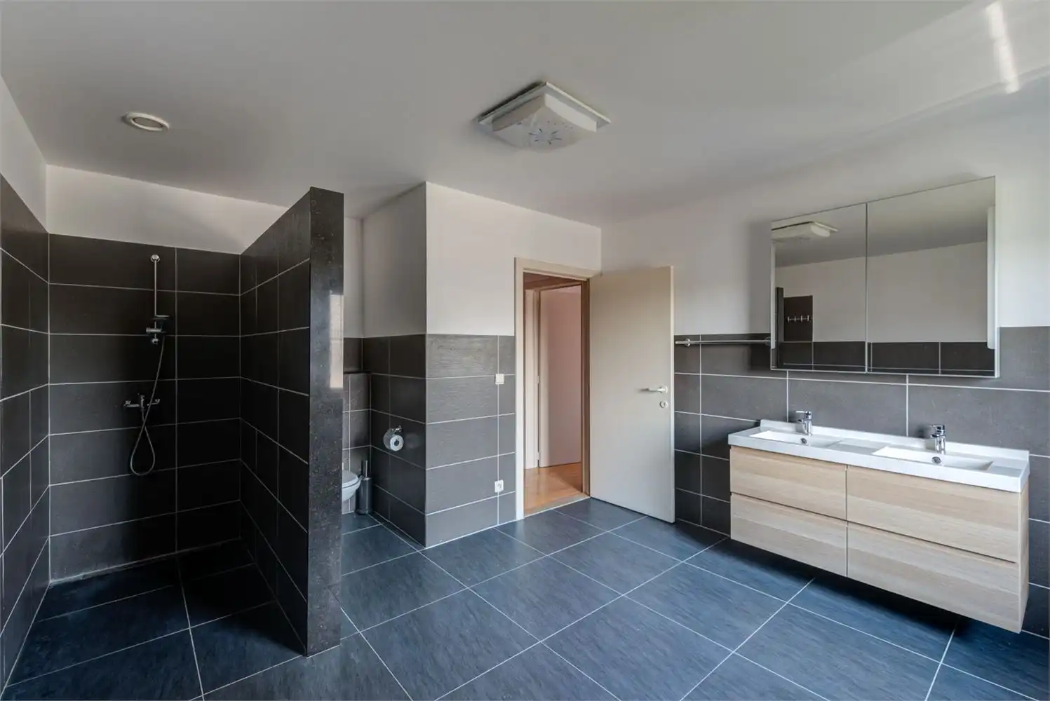 UNIEKE VILLA MET 6 SLAAPKAMERS EN 3 BADKAMERS IN VELDWEZELT foto 25