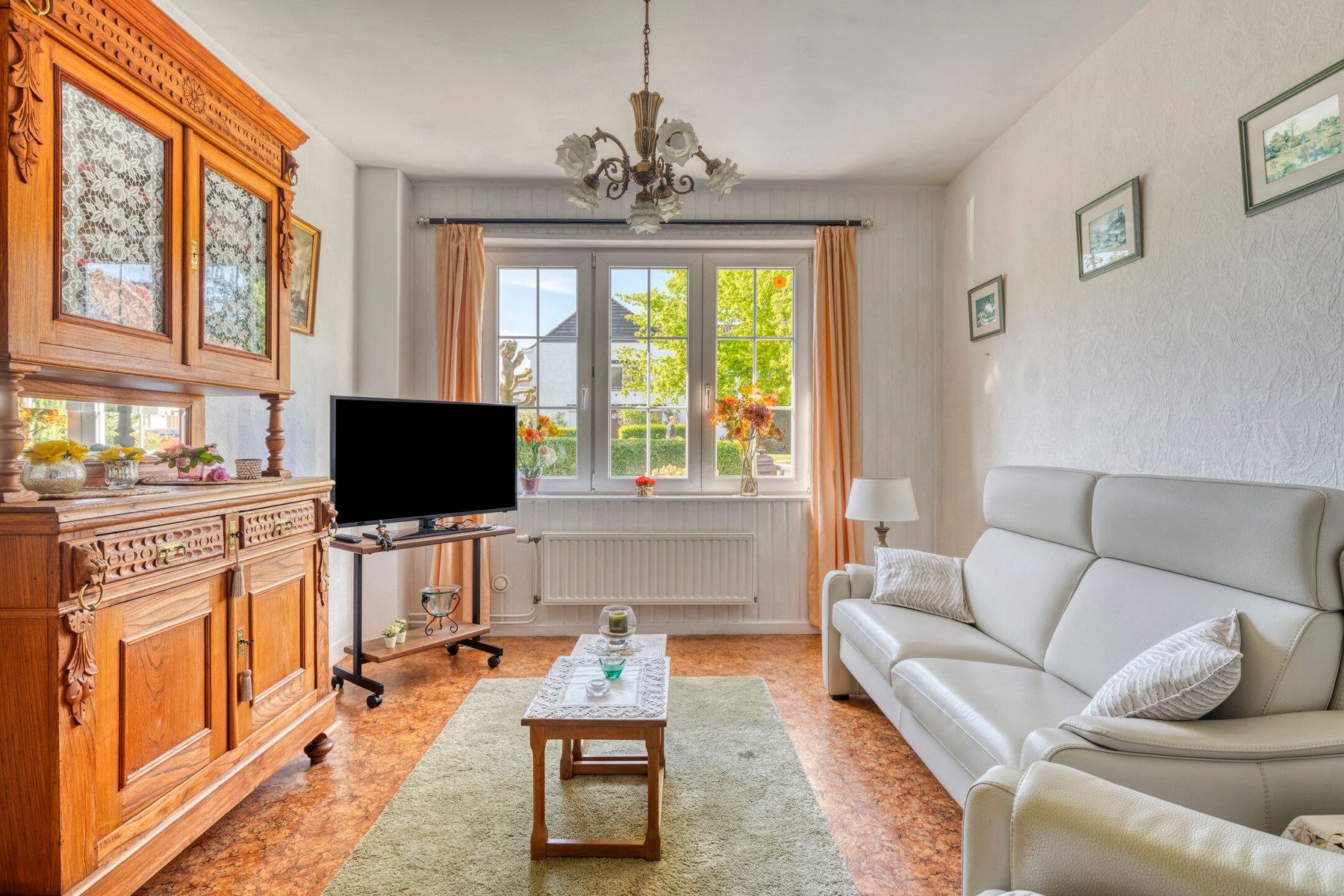 Te renoveren rustig gelegen woning met 4 slaapkamers foto 6