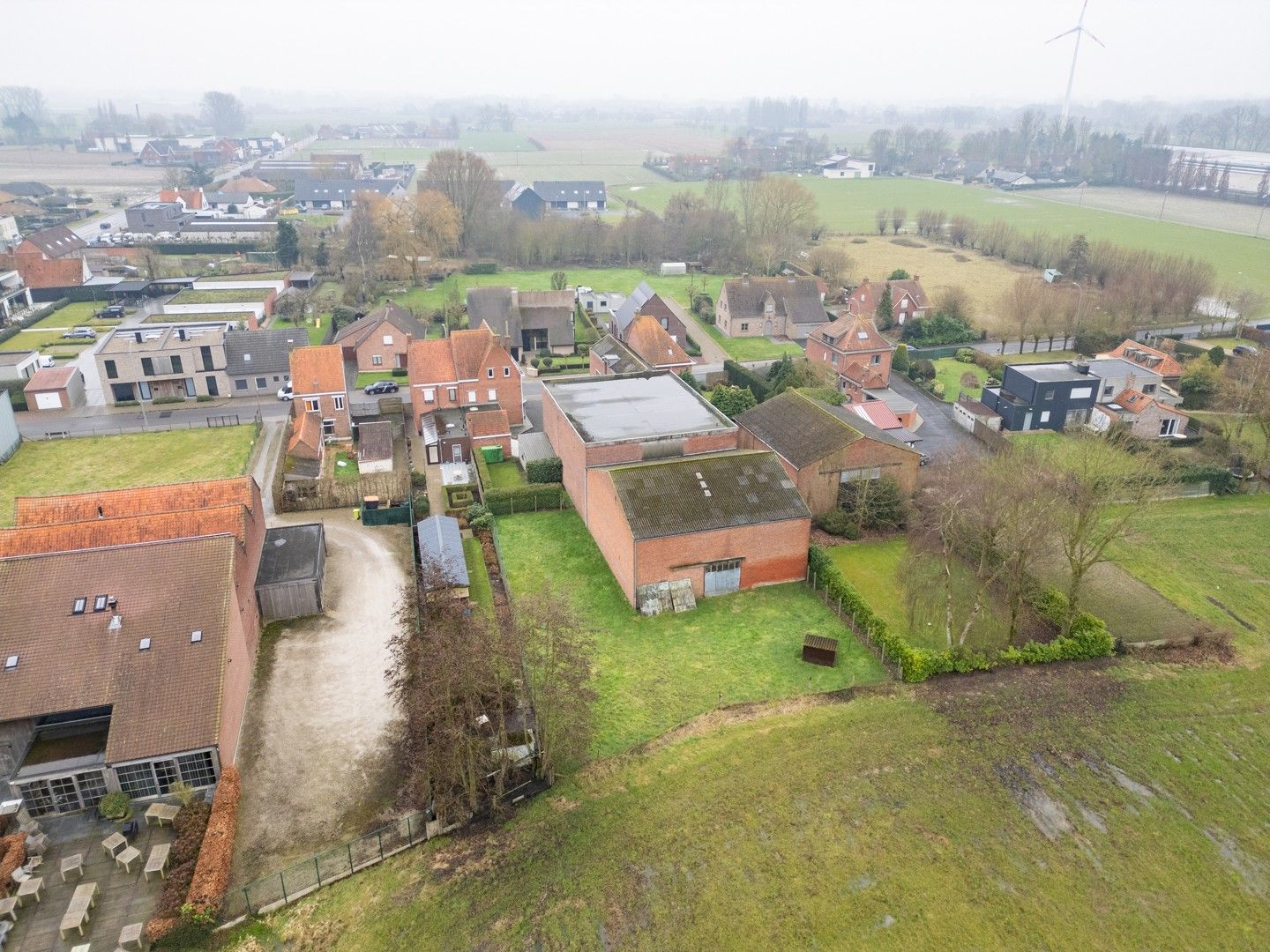 Ruime opslagplaats met voorliggende parkeerplaats te Izegem, Bosmolens foto 5