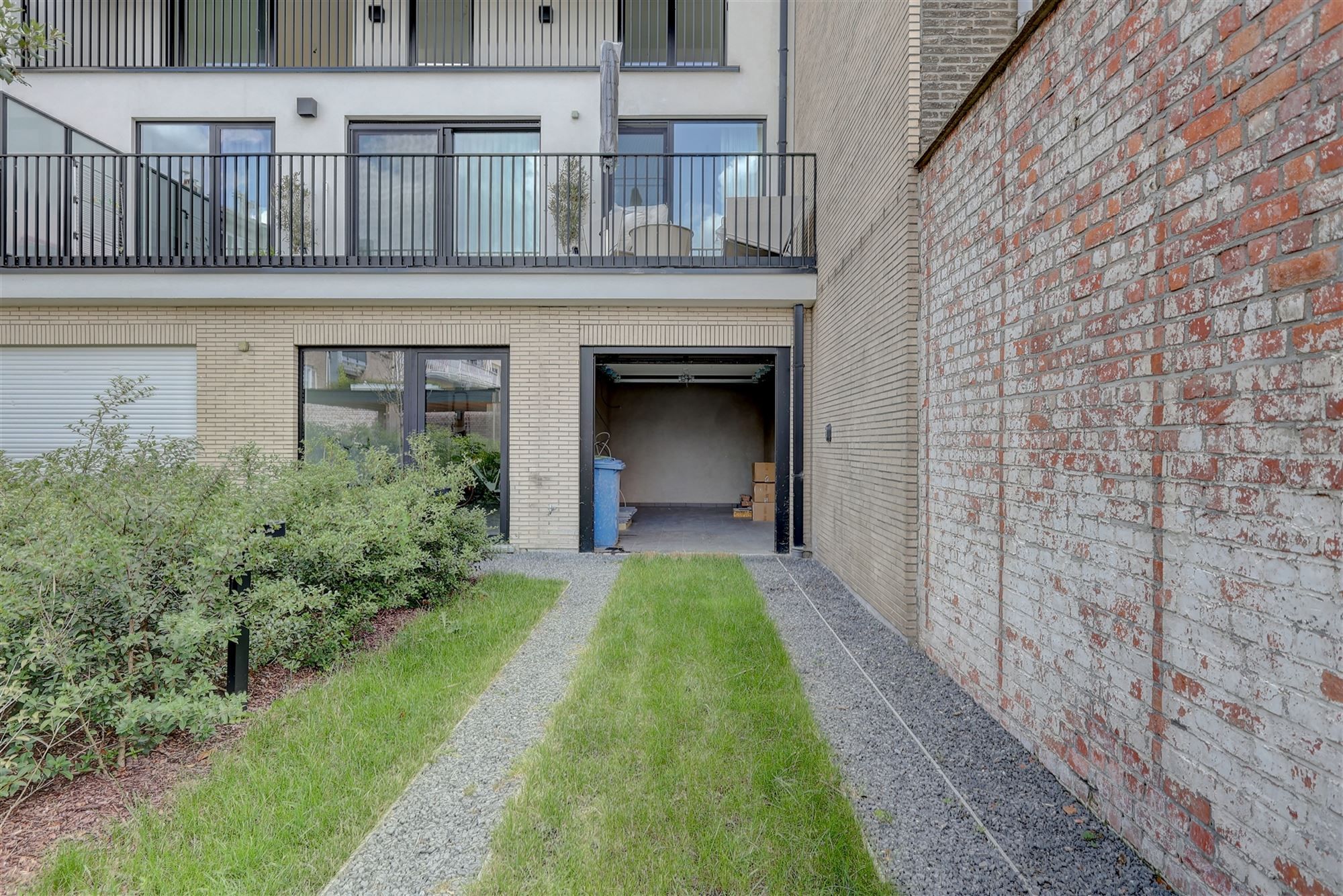 Ruime garagebox met optie intallatie laadpaal foto 2