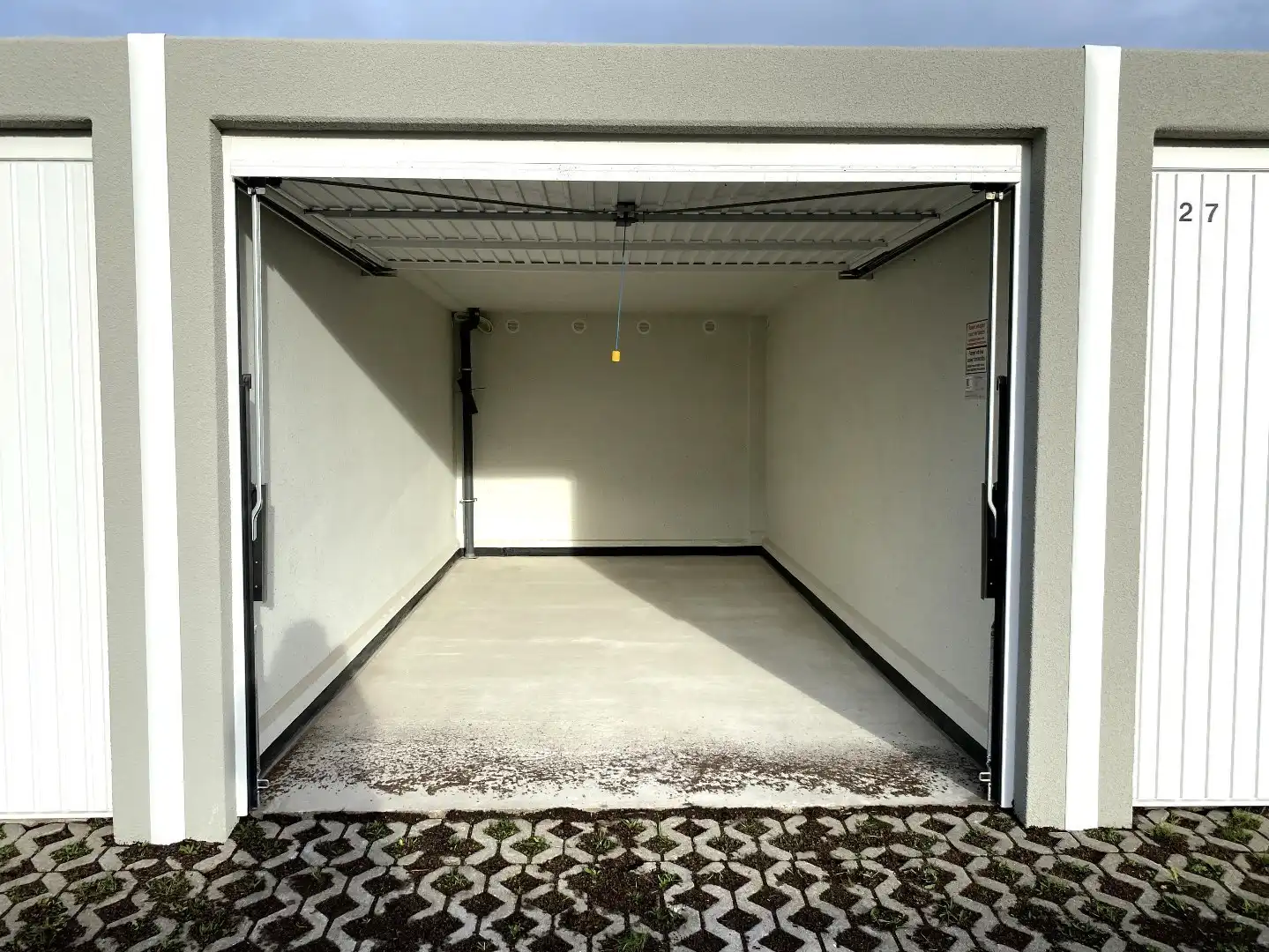 RECENTE GARAGEBOX GELEGEN IN WOONWIJK TE HEULE foto 2