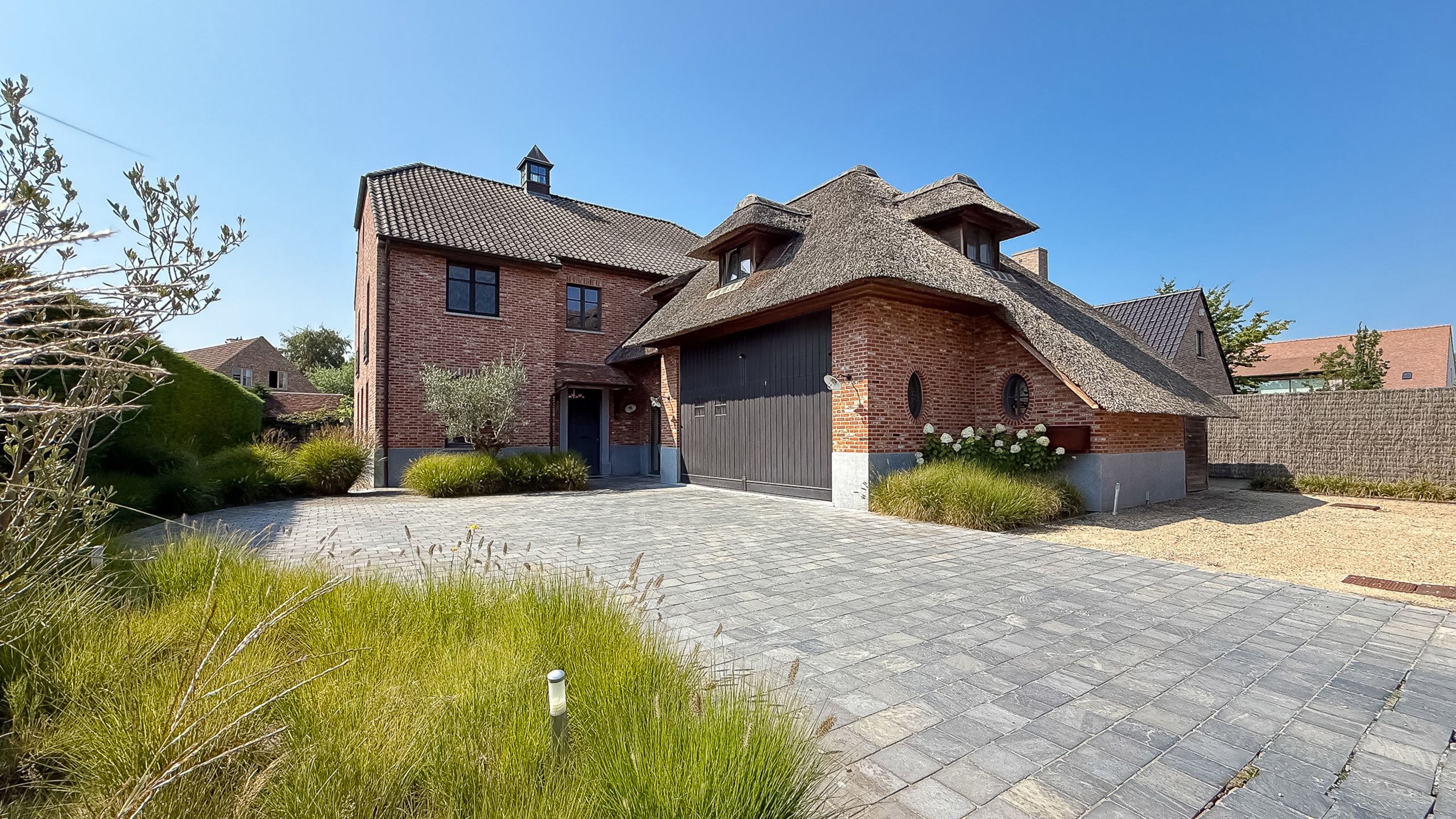 Exclusieve villa met zwembad, gelegen in een groene omgeving foto {{pictureIndex}}