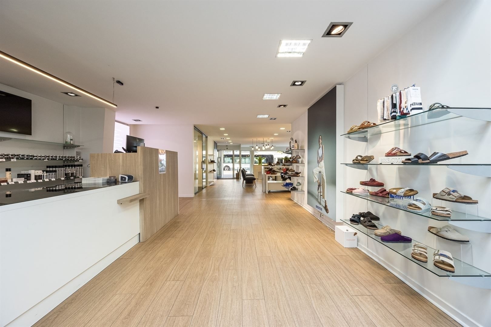 Uitstekend gelegen winkelpand met twee toegangen foto 9