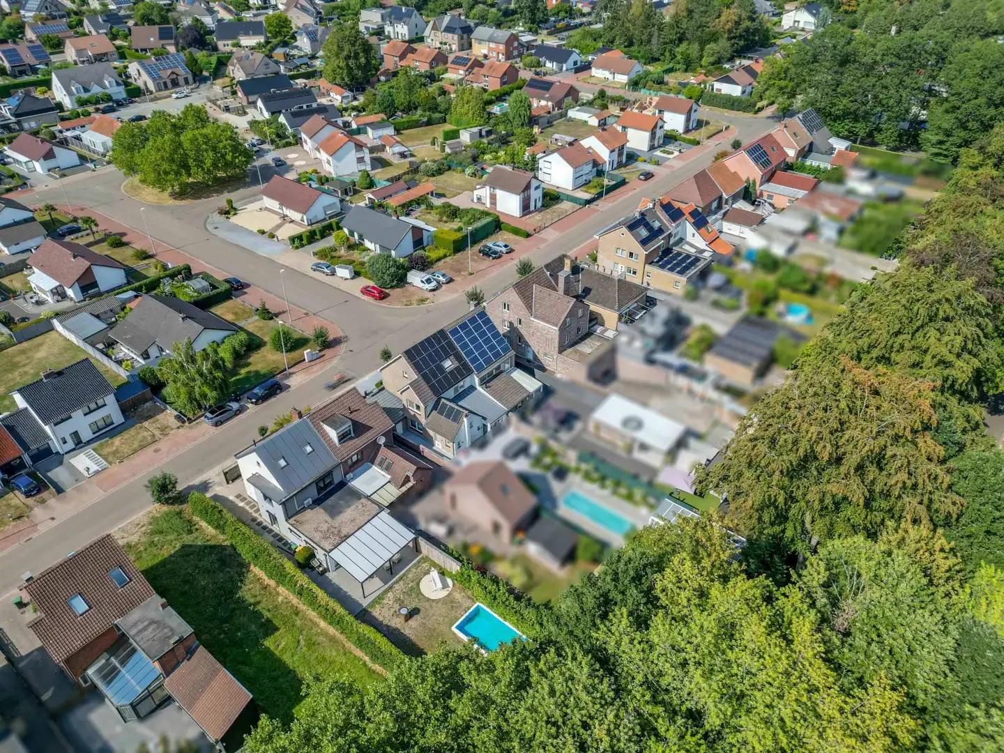 INSTAPKLARE GEZINSWONING MET ZWEMBAD, SAUNA EN RUIME TUIN OP TOPLOCATIE IN LANAKEN foto 3