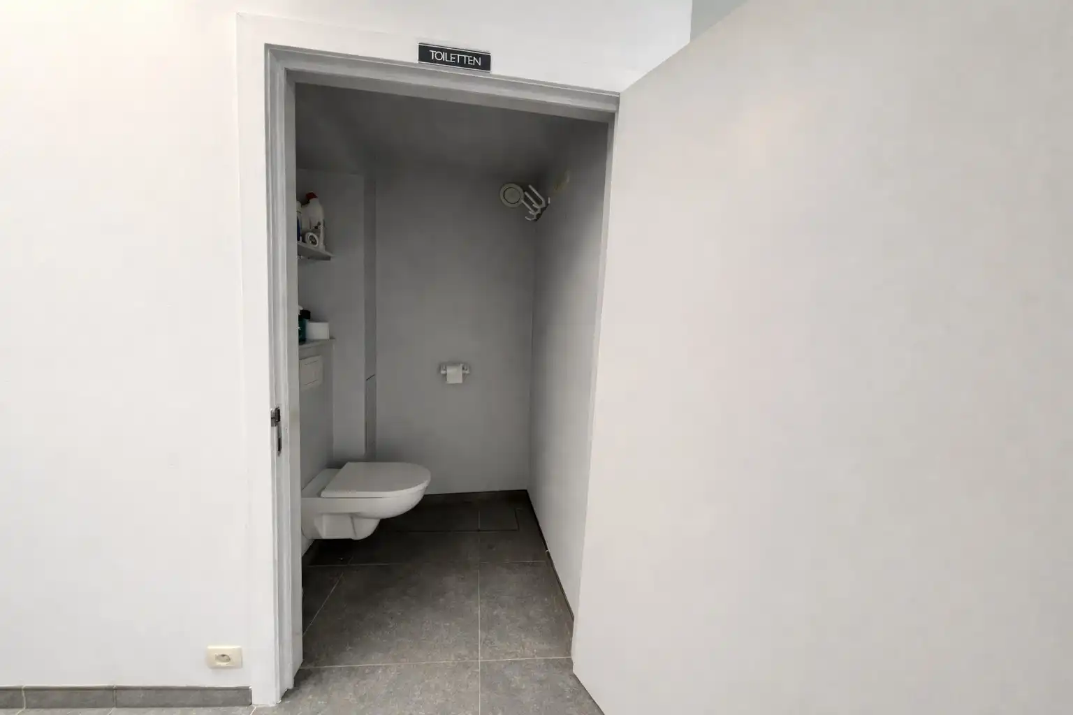 Polyvalante ruimte te huur op topligging in Sijsele! foto 6