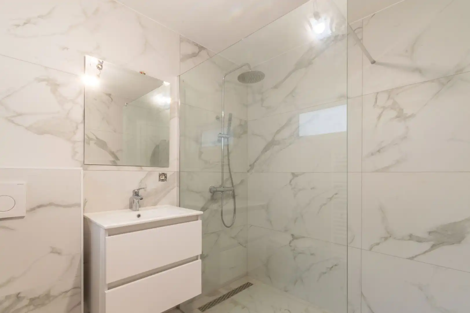 ZEER RUIME, VOLLEDIG GERENOVEERDE WONING ! foto 14